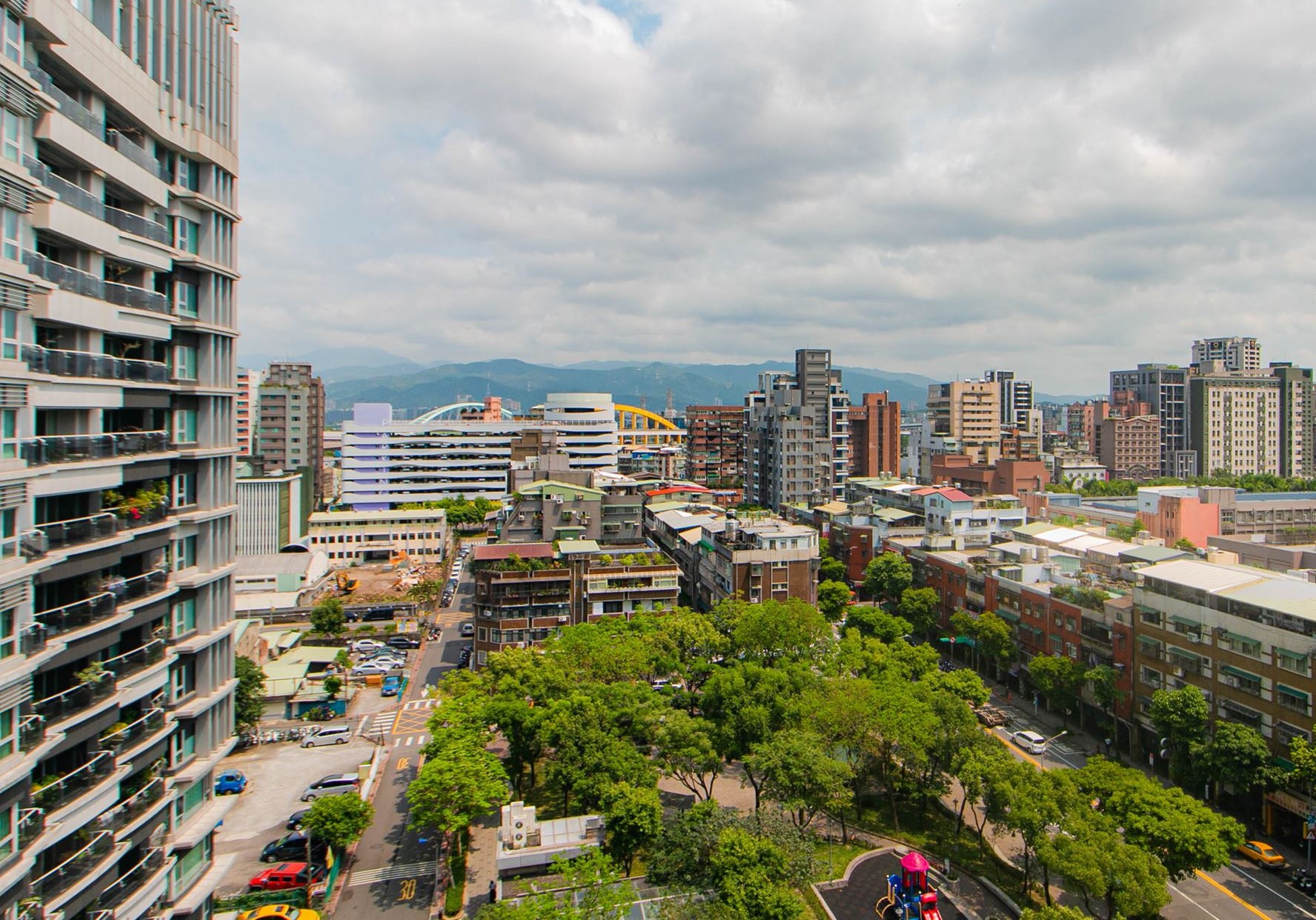 永慶比較台北市12行政區住宅大樓與公寓價差幅度，其中信義區價差最明顯，逼近五成。（房市示意圖）