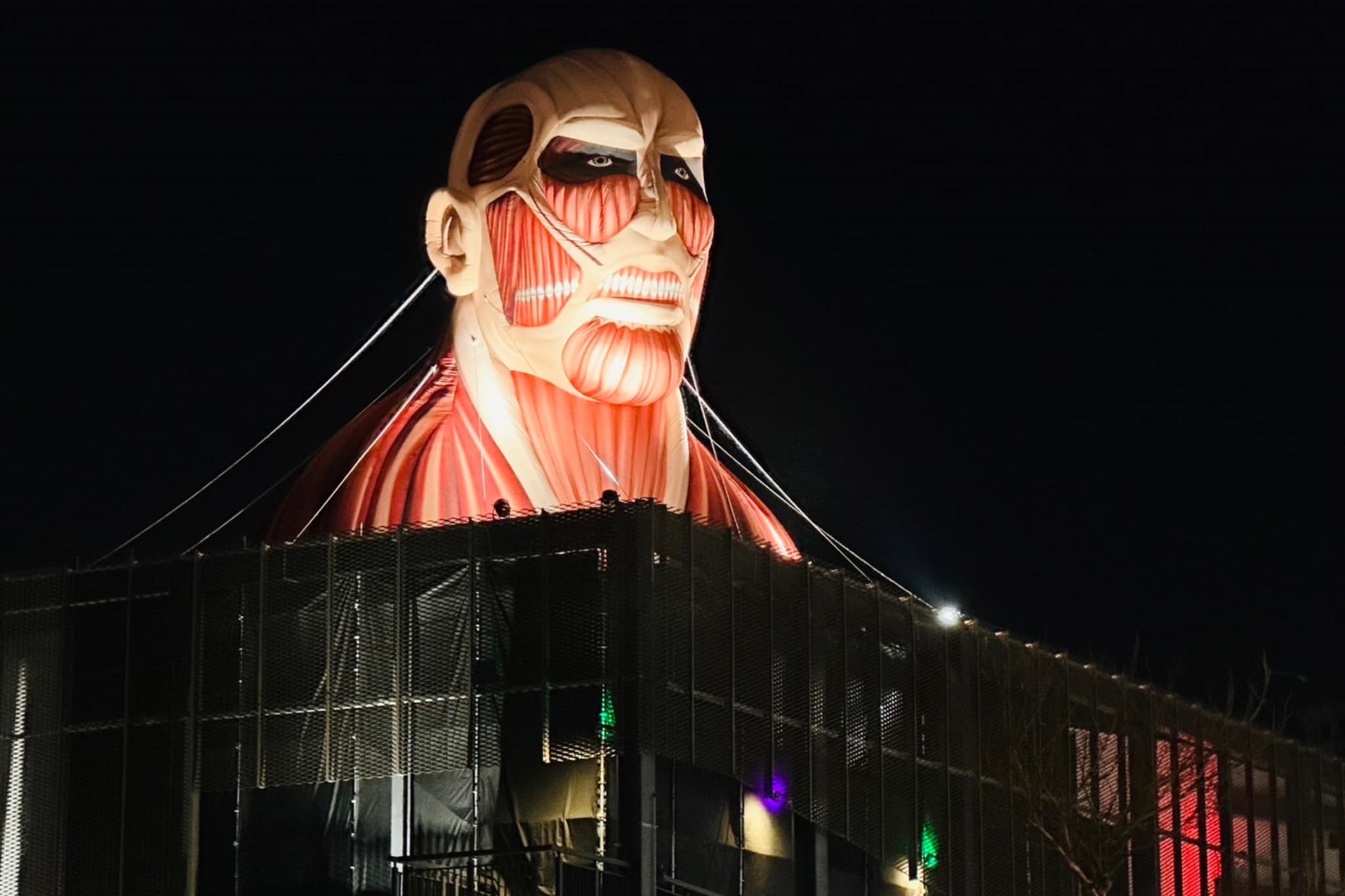 桃園市府昨晚點亮《進擊的巨人》造型的充氣裝置，為到訪遊客送上驚喜。（翻攝自張善政 臉書）