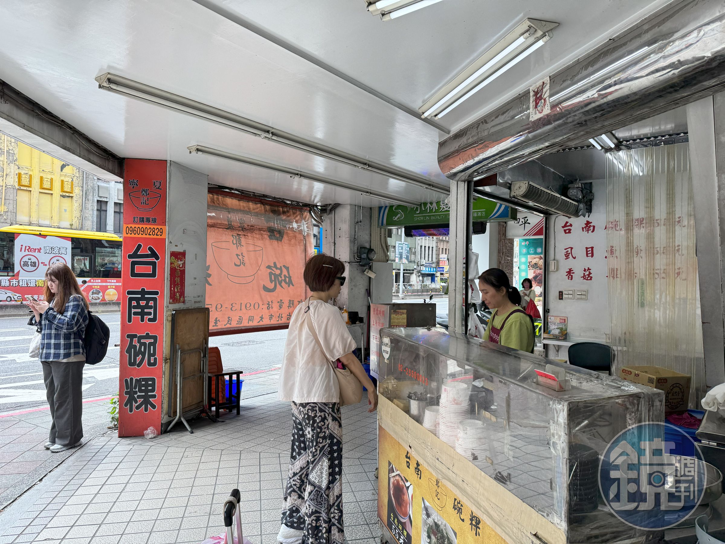 鄭家的碗粿主力做外帶，也可以現場品嘗。