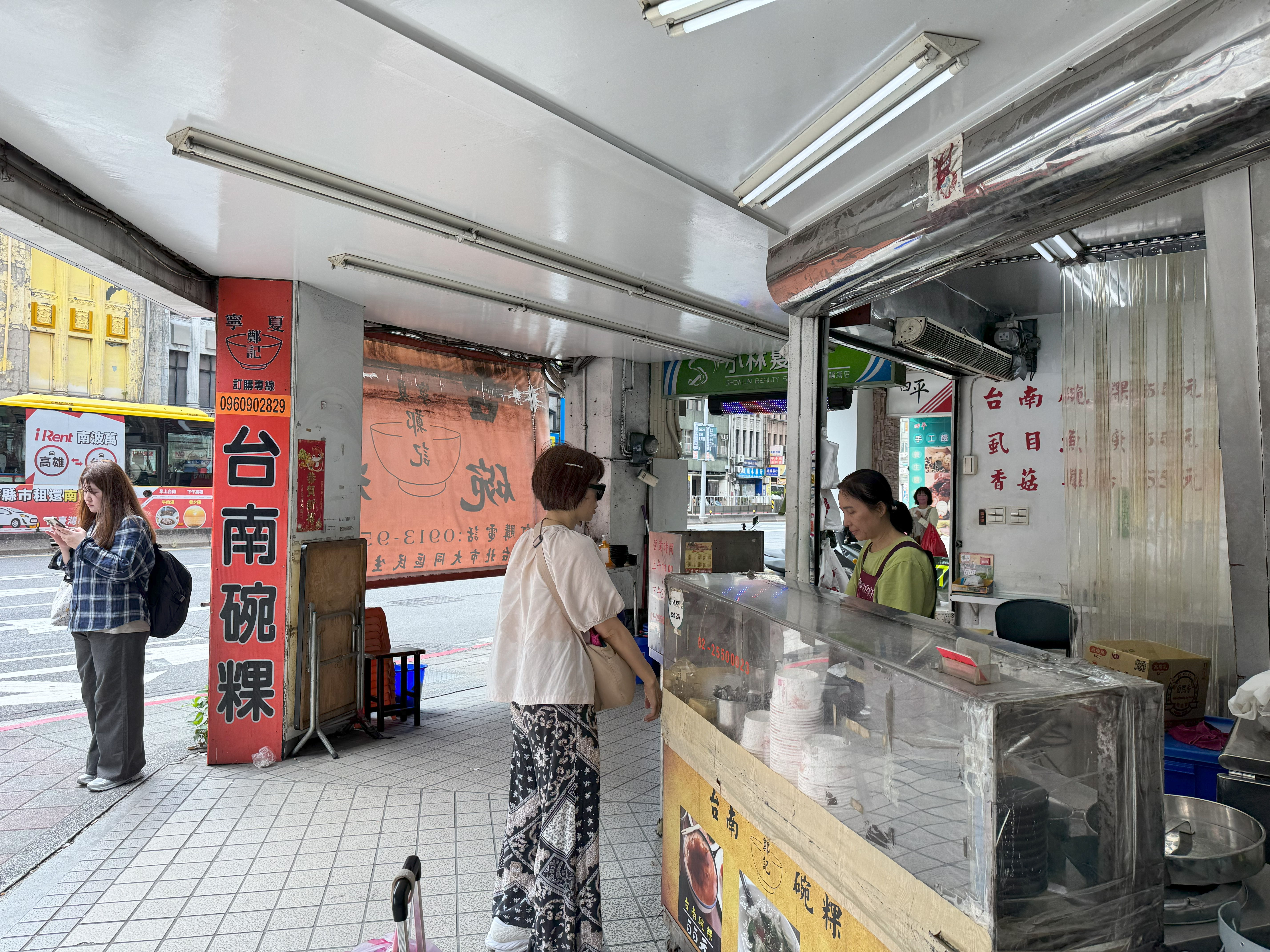鄭家的碗粿主力做外帶，也可以現場品嘗。