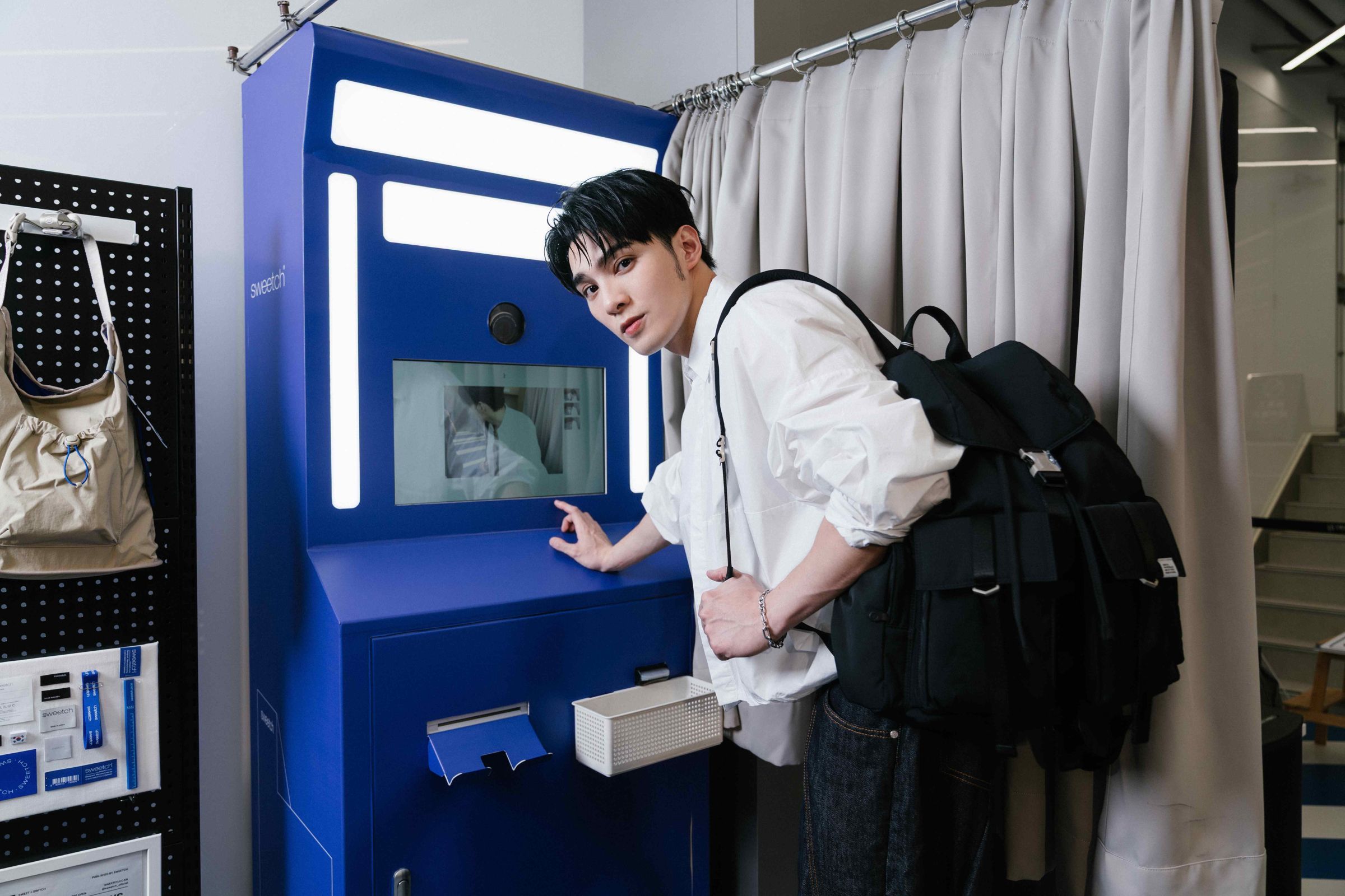 黃偉晉擔任sweetch一日店長,示範多種機能型包款。(uniarts提供)