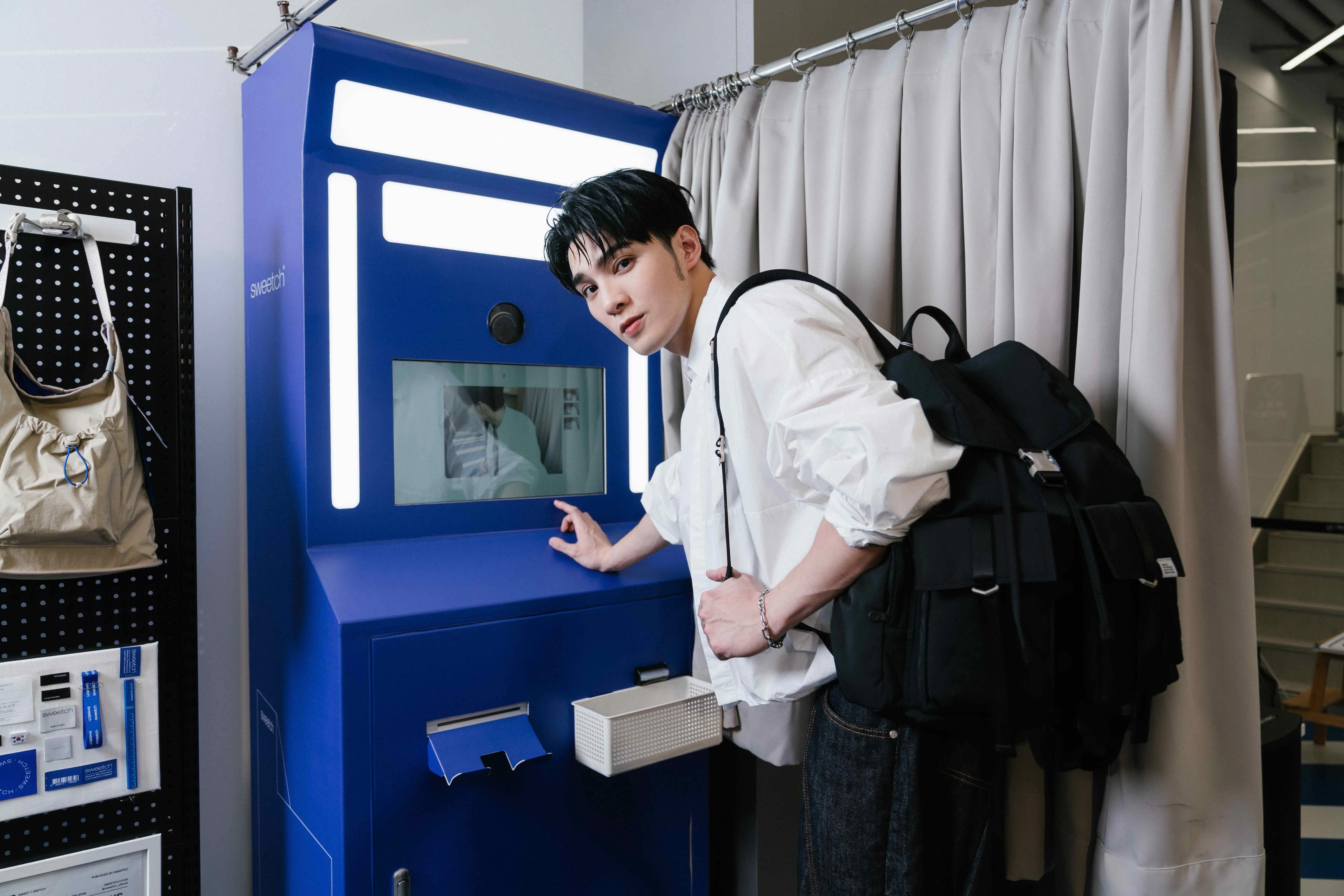 黃偉晉擔任sweetch一日店長，示範多種機能型包款。（uniarts提供）       