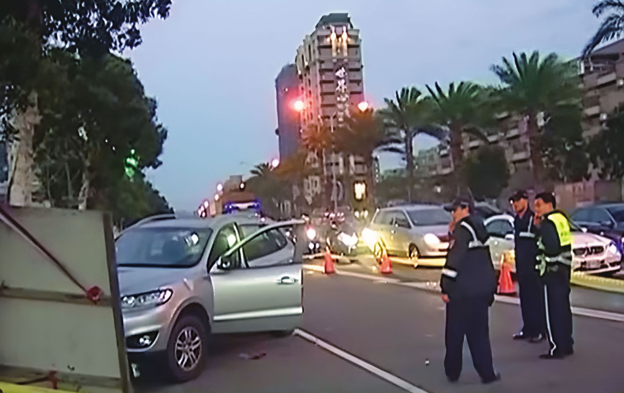 案發後，死者的休旅車停在路邊，警方則圍起封鎖線蒐證。（翻攝東森新聞）
