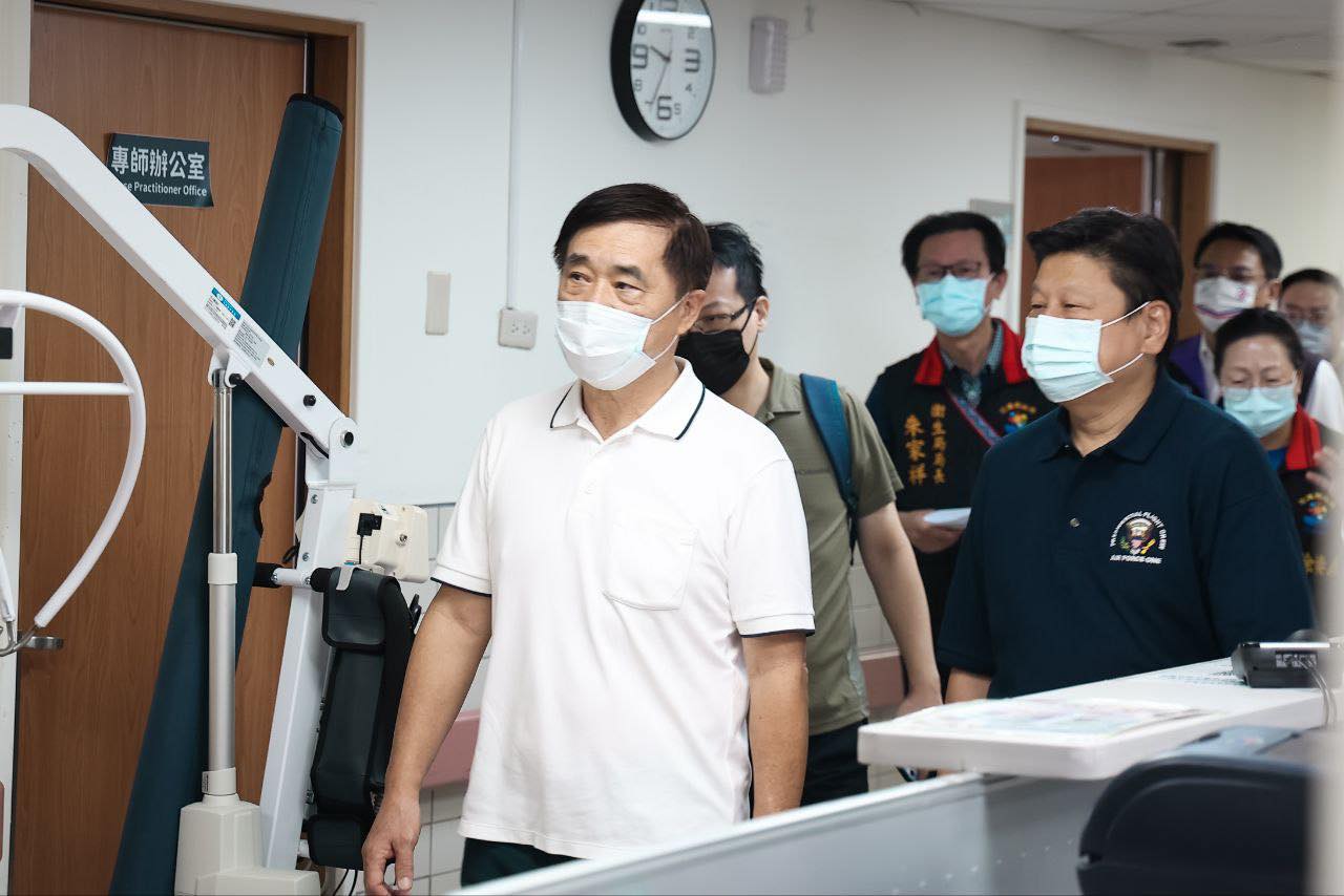 徐榛蔚缺席中央前進指揮所的工作會議，被抓包原來是特地陪郝龍斌到醫院跑行程。（翻攝自郝龍斌臉書）