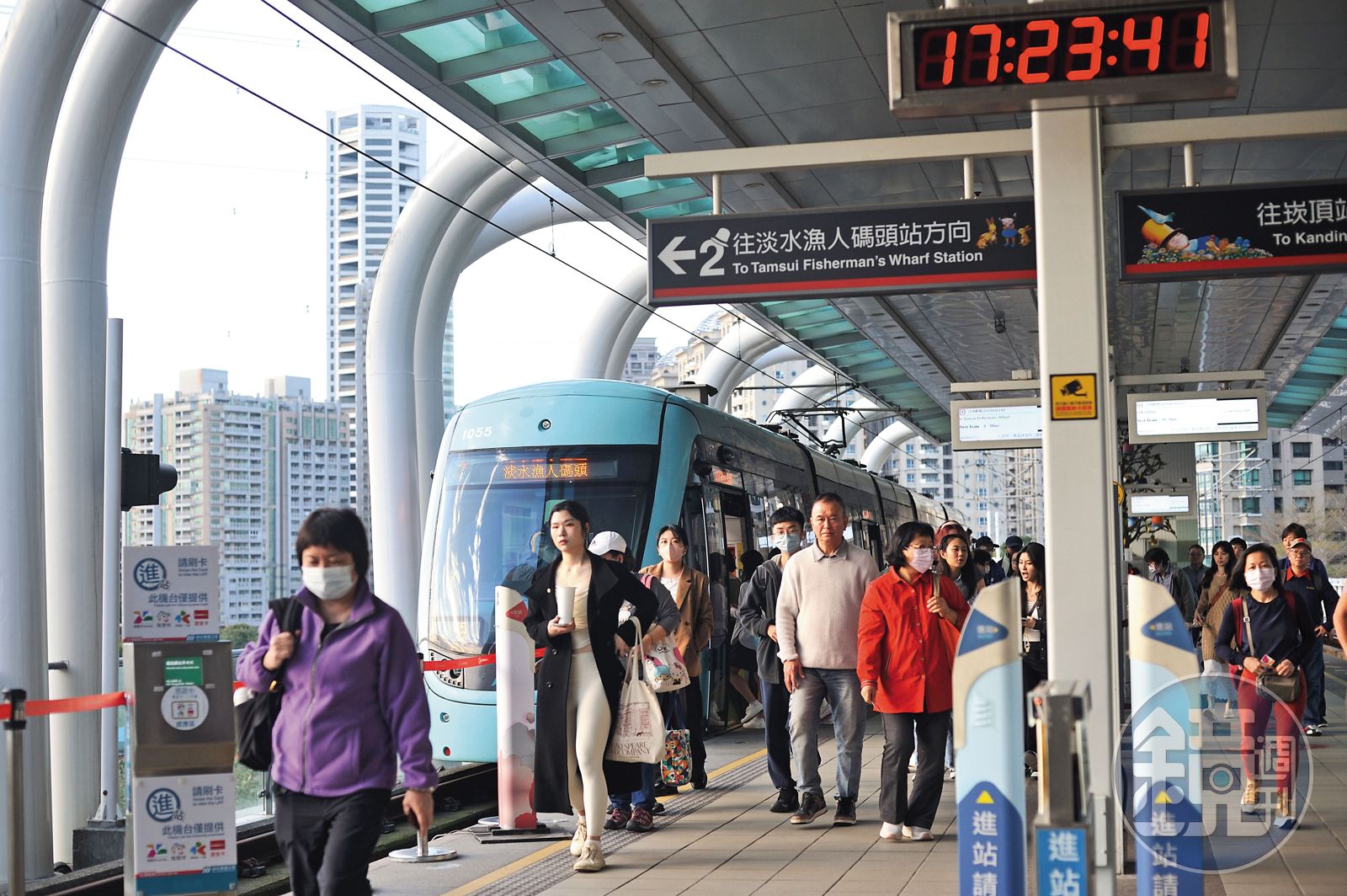 捷運紅樹林站與淡海輕軌交會,是轉乘前往淡海新市鎮的重要站點,交通便利。
