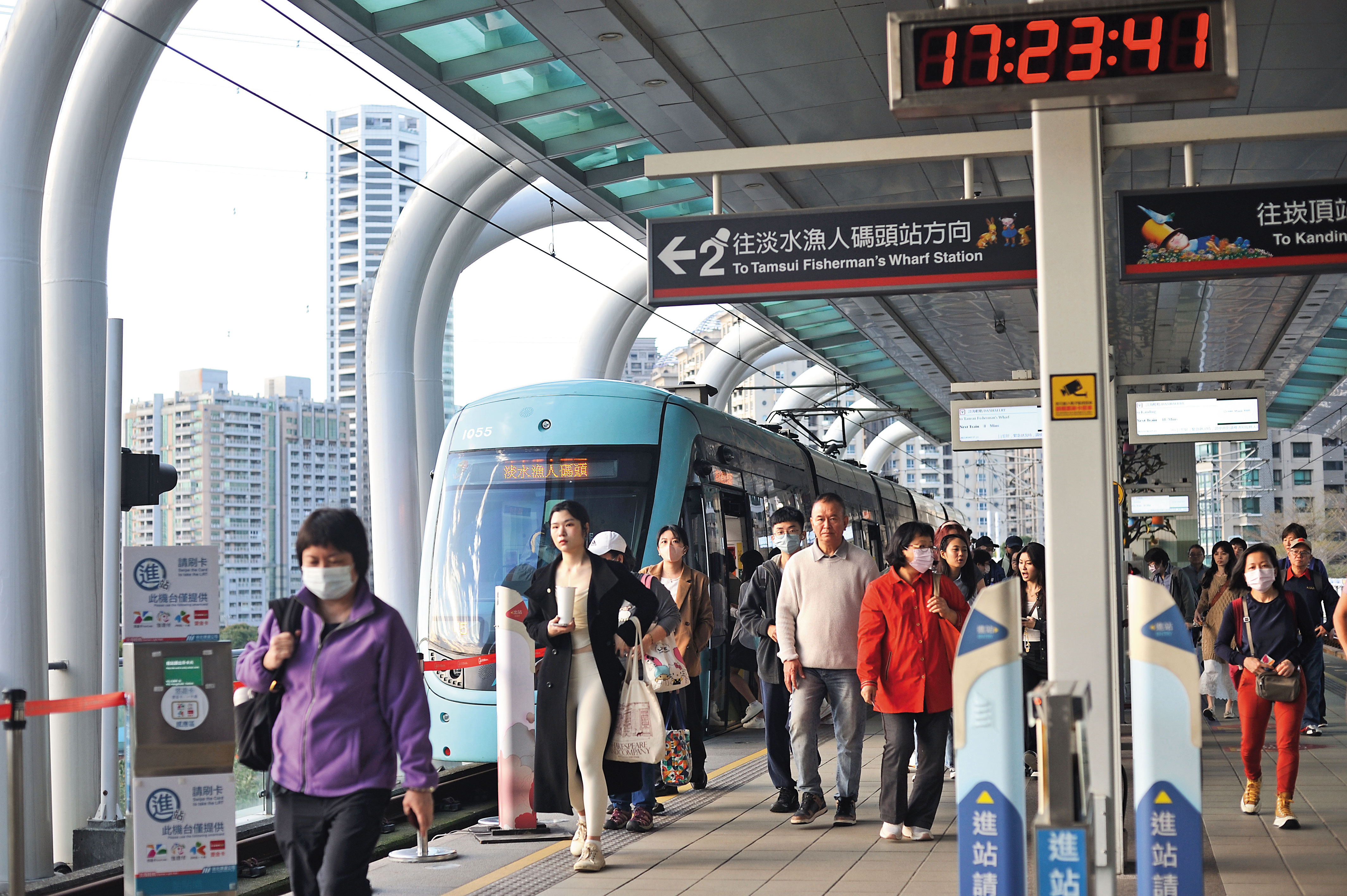 捷運紅樹林站與淡海輕軌交會，是轉乘前往淡海新市鎮的重要站點，交通便利。