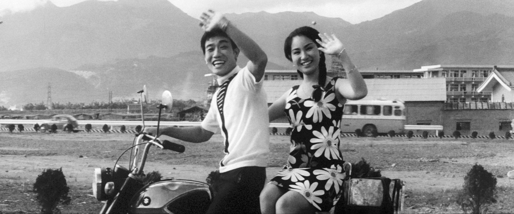 「急智歌王」張帝（左）和「歌仔戲天王」楊麗花（右）共演的《張帝找阿珠》（1969）。（國家影視聽中心提供）