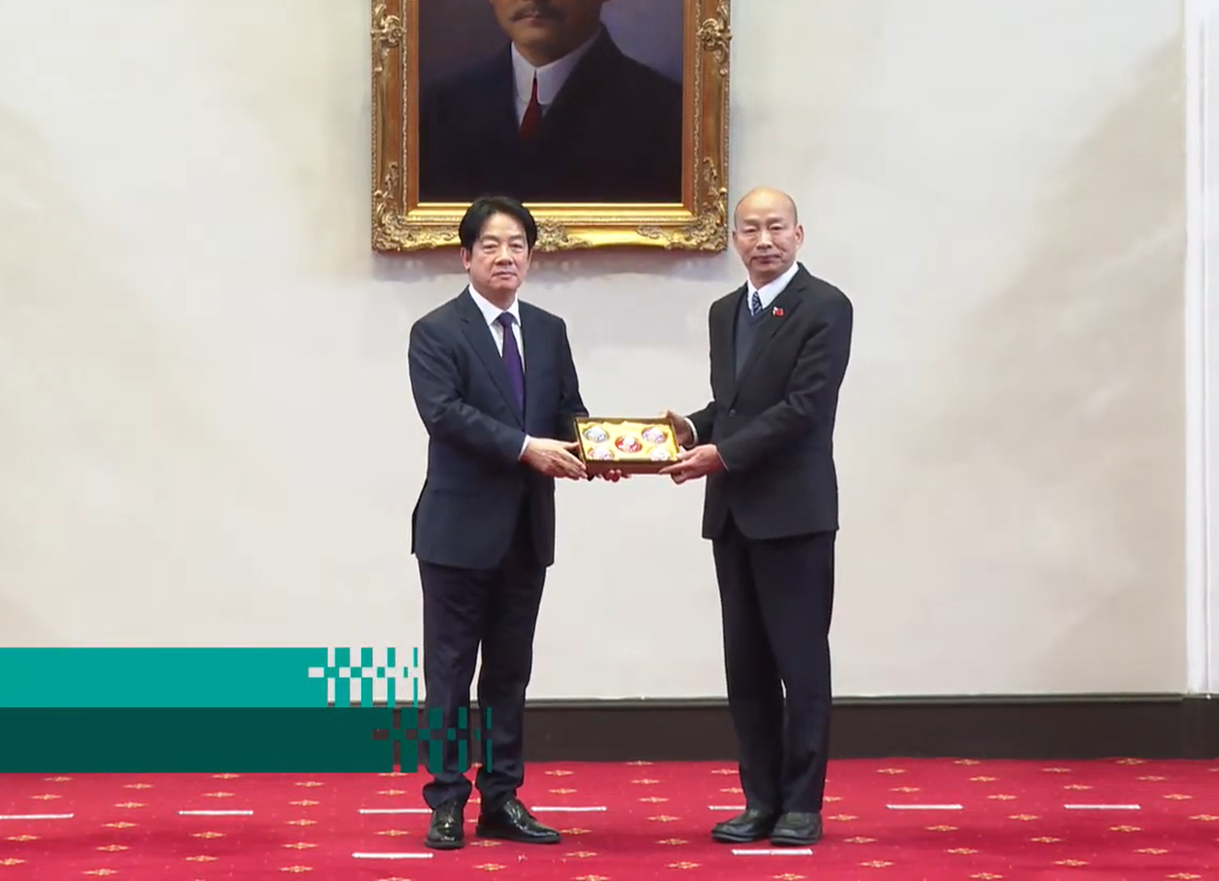 總統賴清德（左）今日與五院院長會商國政，贈送「花開富貴五福臨門」紅花響杯五入禮盒，寓意五權分立團結合作。右為立法院長韓國瑜。（翻攝總統府直播）