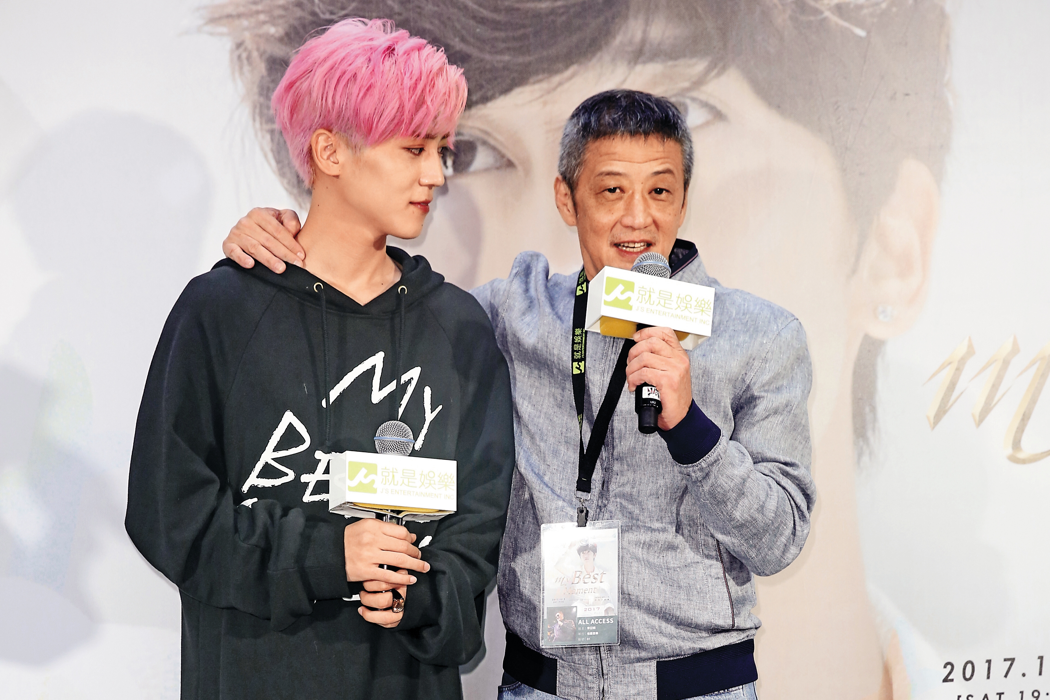 畢書盡（左）曾視李亞明（右）為親生父親，沒想到一離開他旗下，隨即遭翻臉提告。