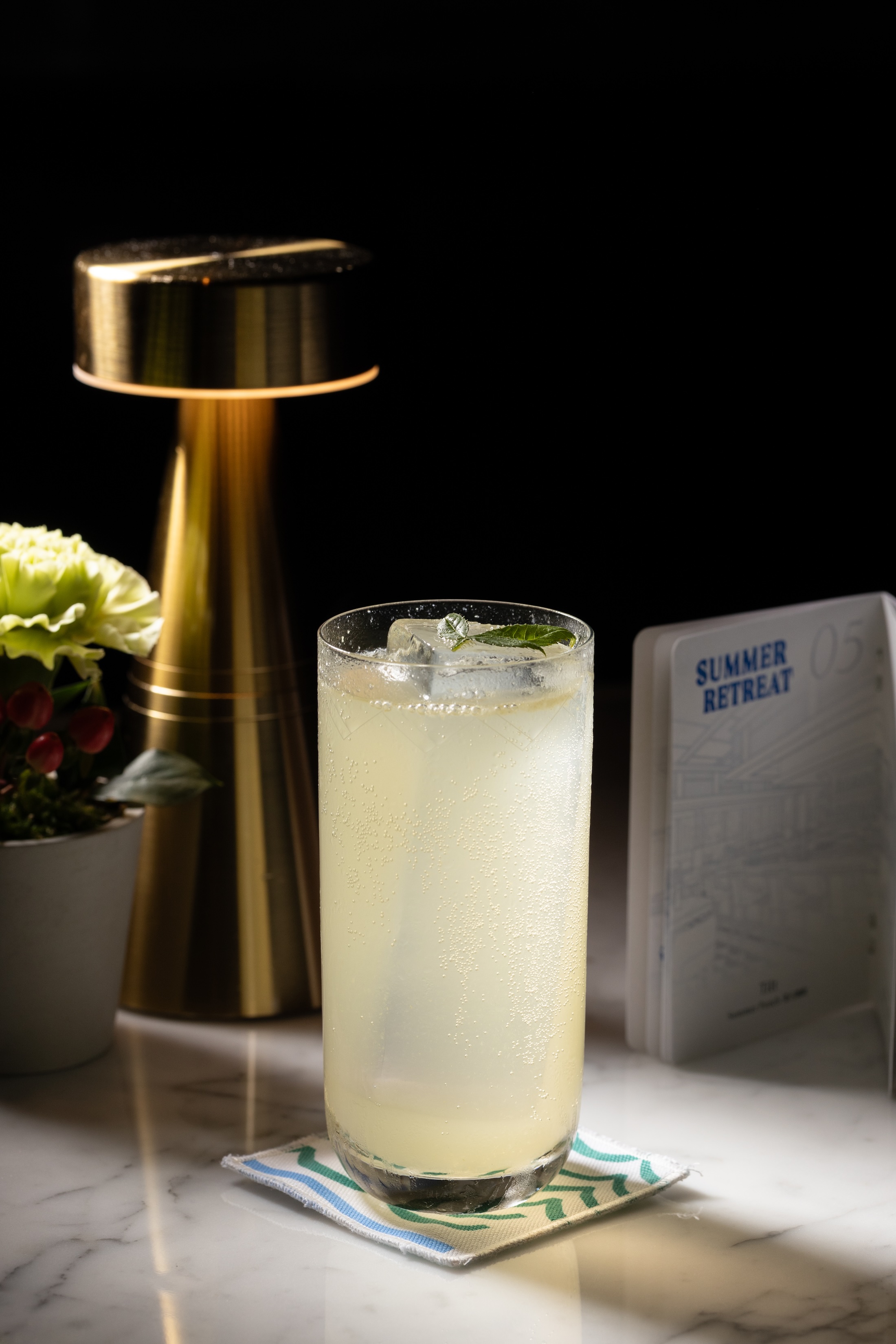 拿著沁夏漫遊護照就能在 Tilt 酒吧喝杯充滿熱帶果香的清爽 Highball。