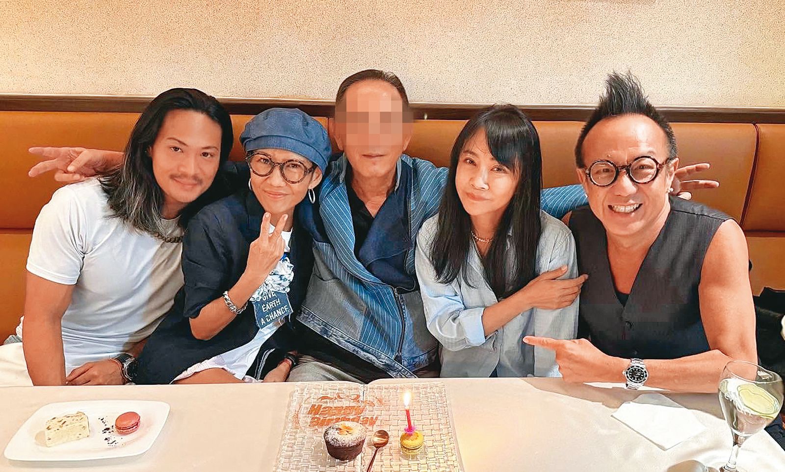 黃大煒（右一）與Vicky（左二）經常帶著好友POLO WL（左一）與圈內好友如柴智屏（右二）等聚會。（翻攝自黃大煒臉書）