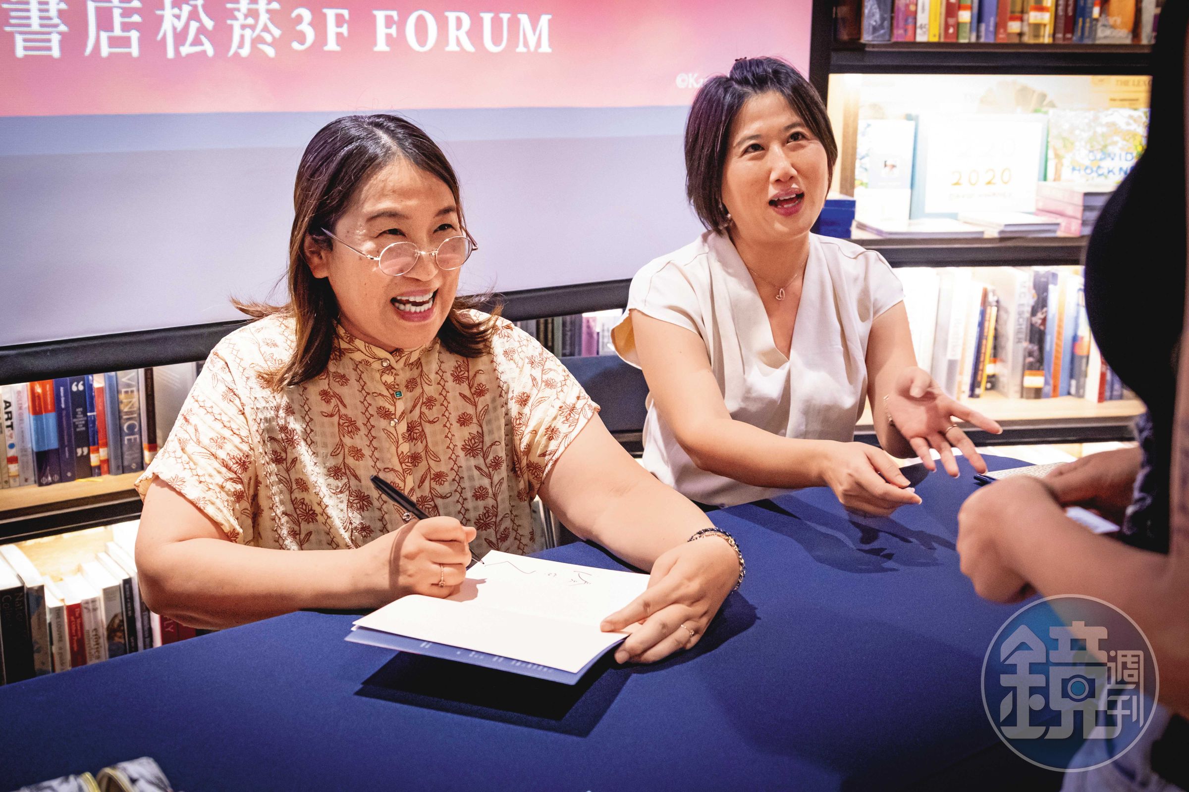 湊佳苗（左）稱《曉星》是她寫過29部作品中最喜歡的作品，日前專程來台舉行簽書會。