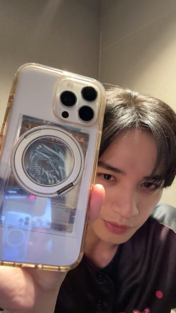 中島健人手機背殼放了英文版的青眼白龍卡，據說是他自己抽到的。（翻攝中島健人IG）