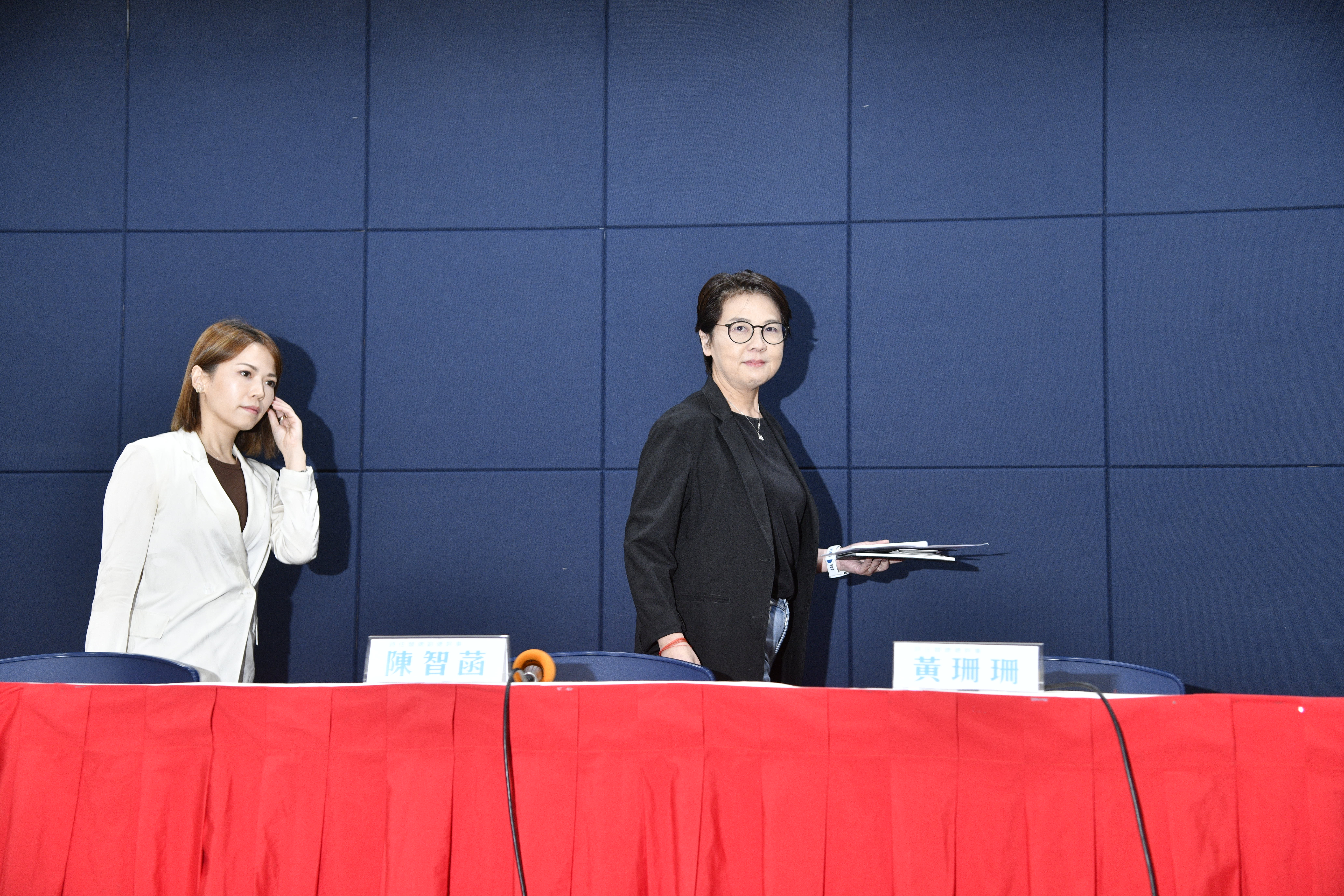 黃珊珊近來連日召開查帳記者會，非但沒有成功釋疑，反而讓爭議越燒越大，傳出柯文哲因此下令停開。