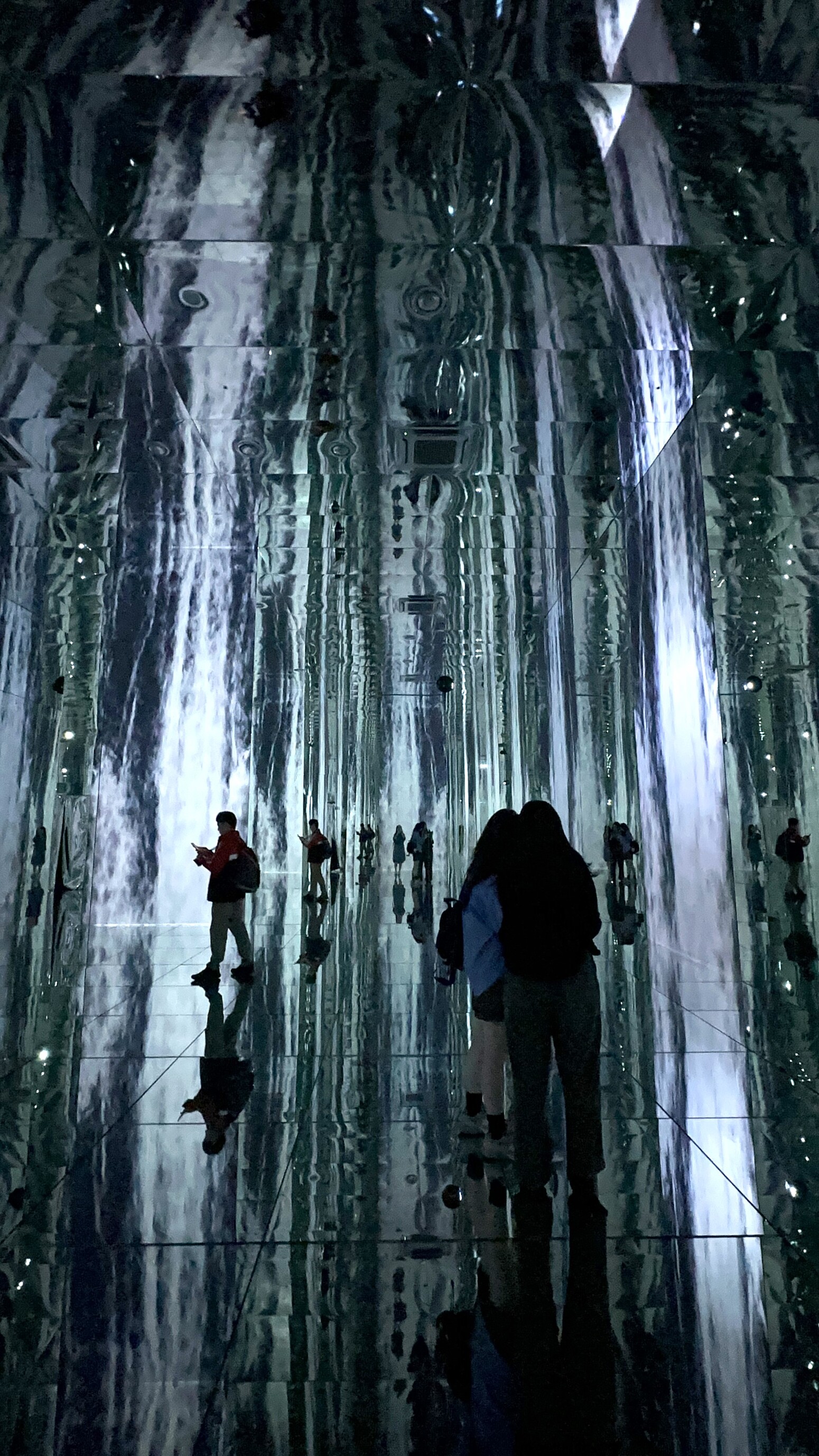 「WATERFALL INFINITE（無極瀑布）」是美術館經典的展品。