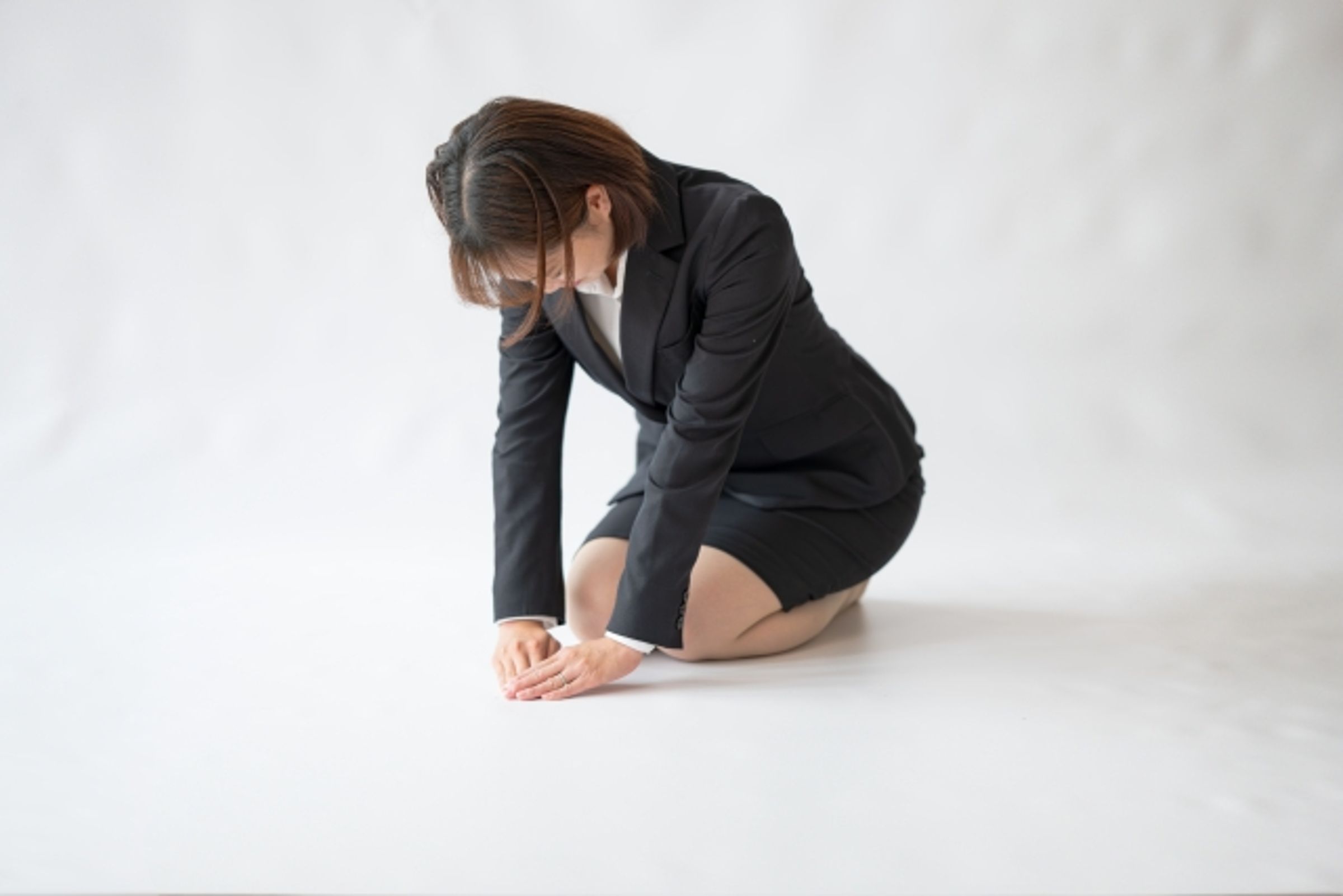 名女子在湖北一個商場當眾下跪，乞求丈夫幫她買一件羽絨外套。（示意圖，photoAC）