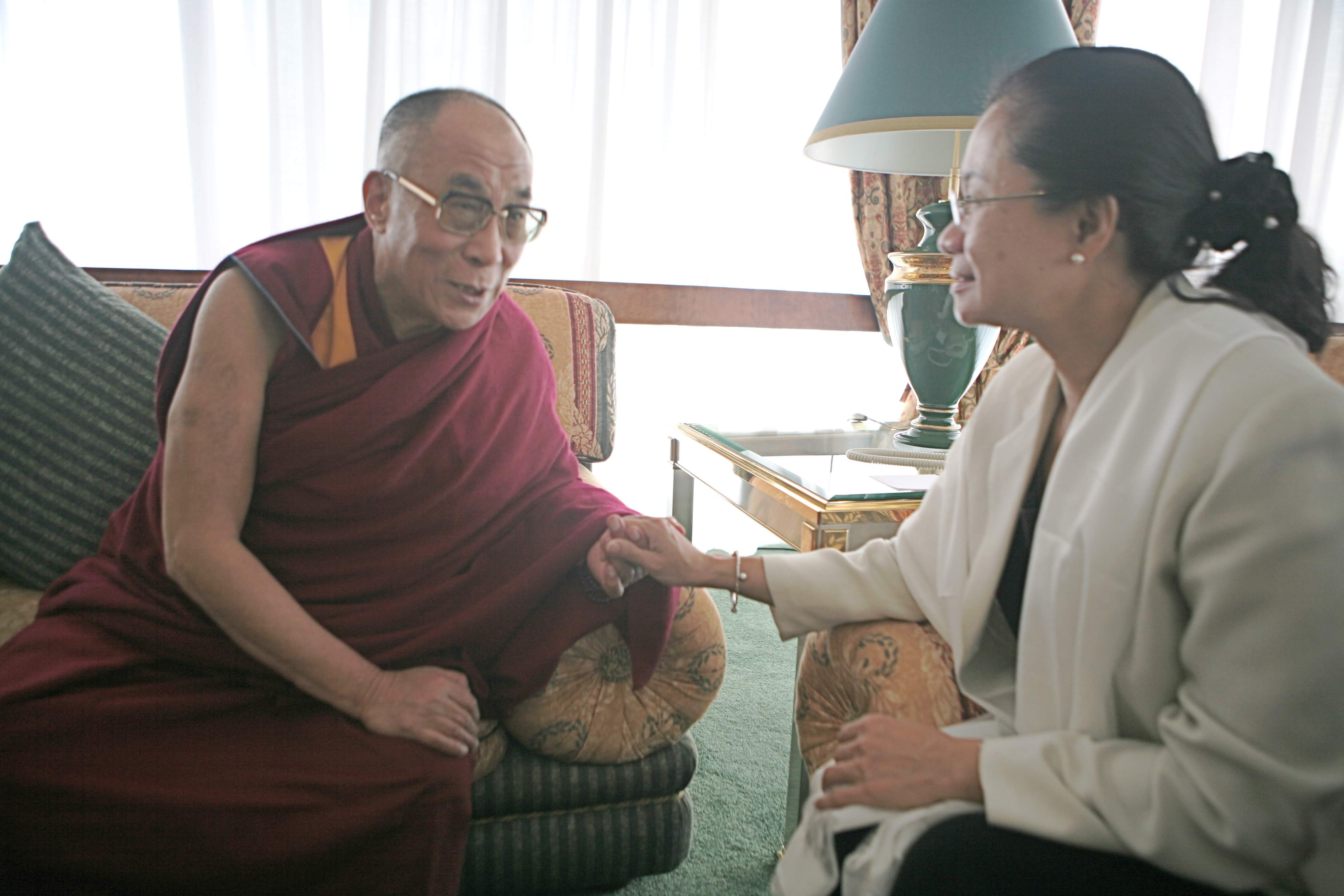 2009年,賴喇嘛基金會在日內瓦召開「世界漢藏大會」,邀請田秋堇參加。她與達賴喇嘛會面時,感受到平靜與慈悲。(田秋堇提供)