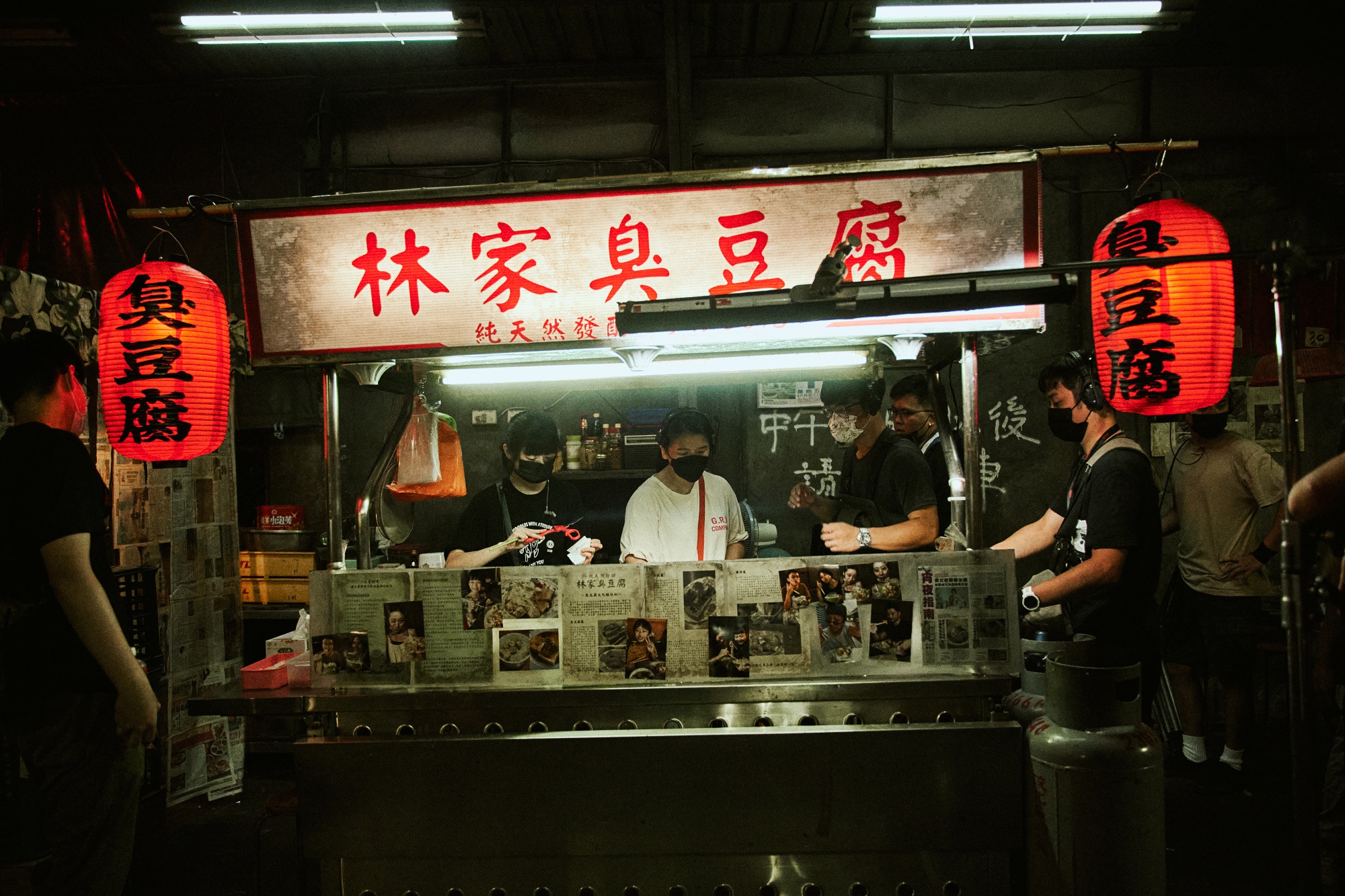 《都市懼集》平均拍攝一至二天要殺青一集，美術組每天都得陳設新場景。（CATCHPLAY+提供）