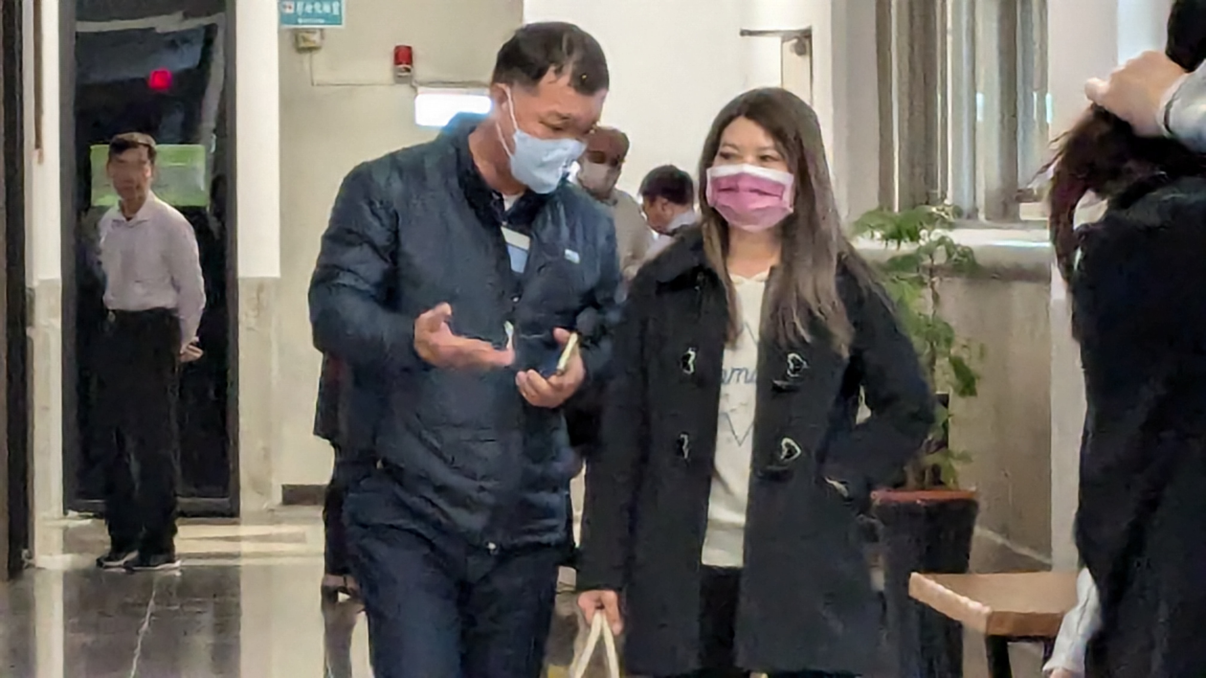 左為被告兼證人林進福，右為會計林妻。