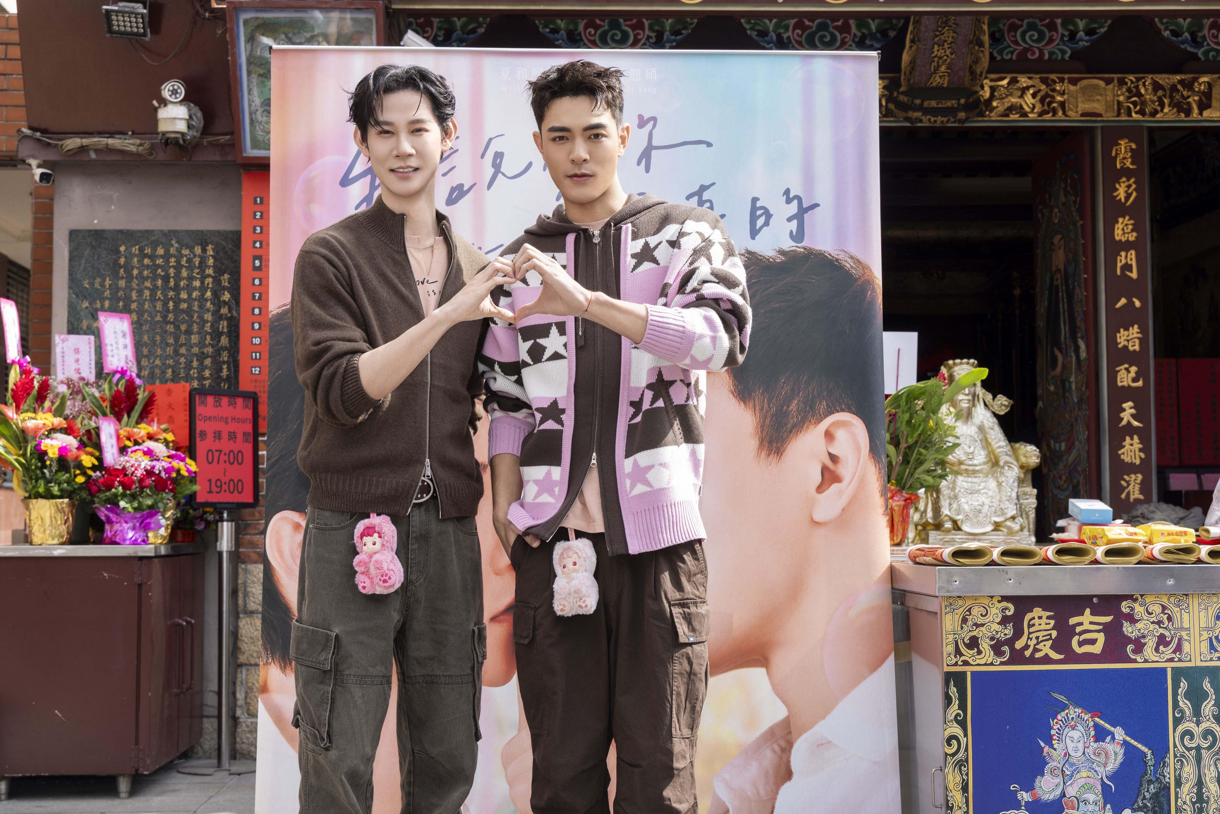 為迎接新戲開播，夏和熙與楊翹碩特地手牽手前往拜月老。（結果娛樂提供）