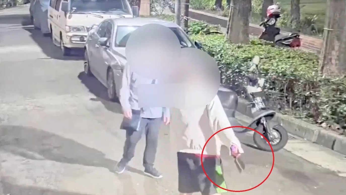 林男持2把菜刀（紅圈）與林姓父親對峙理論。（翻攝畫面）