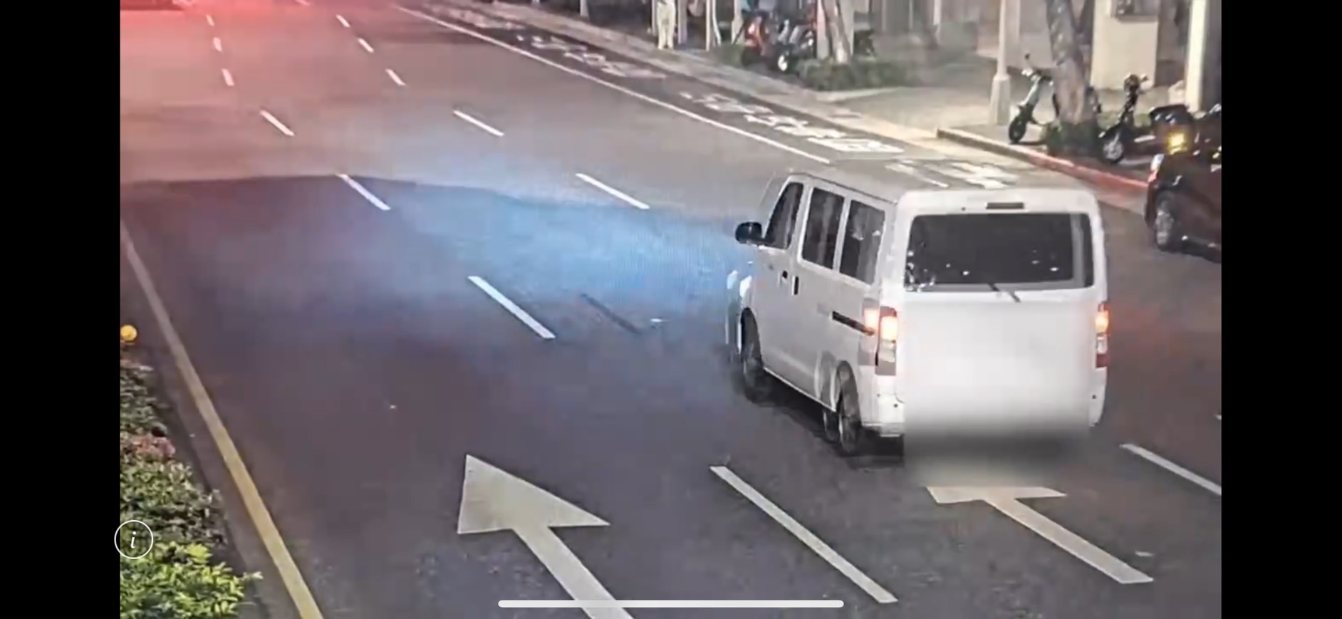 呂女掉包已繳費停車票幣後,隨即順利將車開走。(翻攝畫面)
