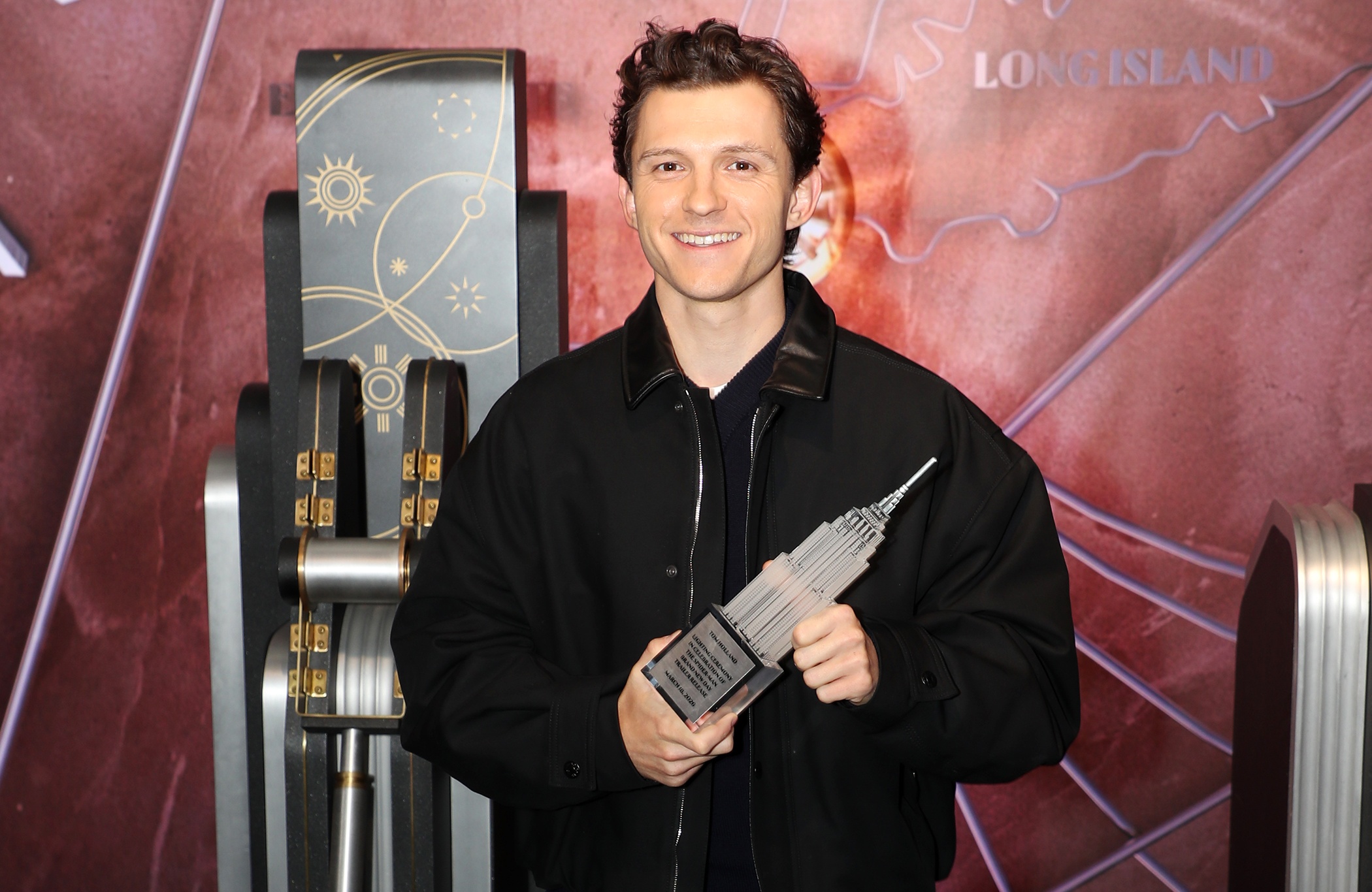 湯姆霍蘭德出席了《蜘蛛人：重生日》帝國大廈點燈儀式，兩隻手都沒戴任何戒指，繼續讓秘婚的話題延燒下去。（索尼影業提供）

