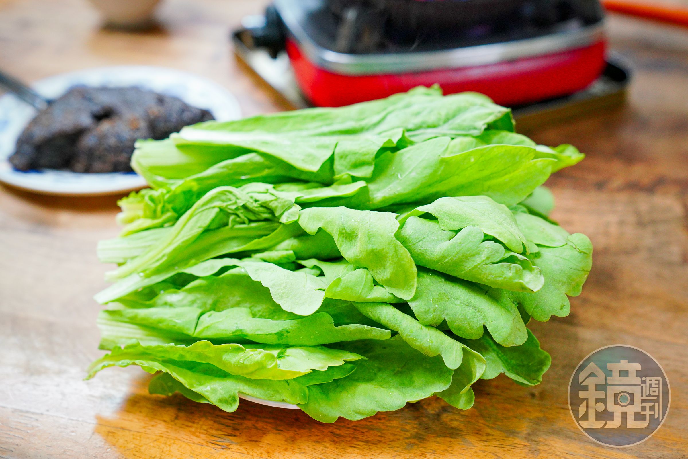 侯翔笙以前店裡只賣鴨肉、鴨內臟、鴨丸，菜單裡沒有菜，十年前才順應客人需求增加茼蒿等蔬菜品項。