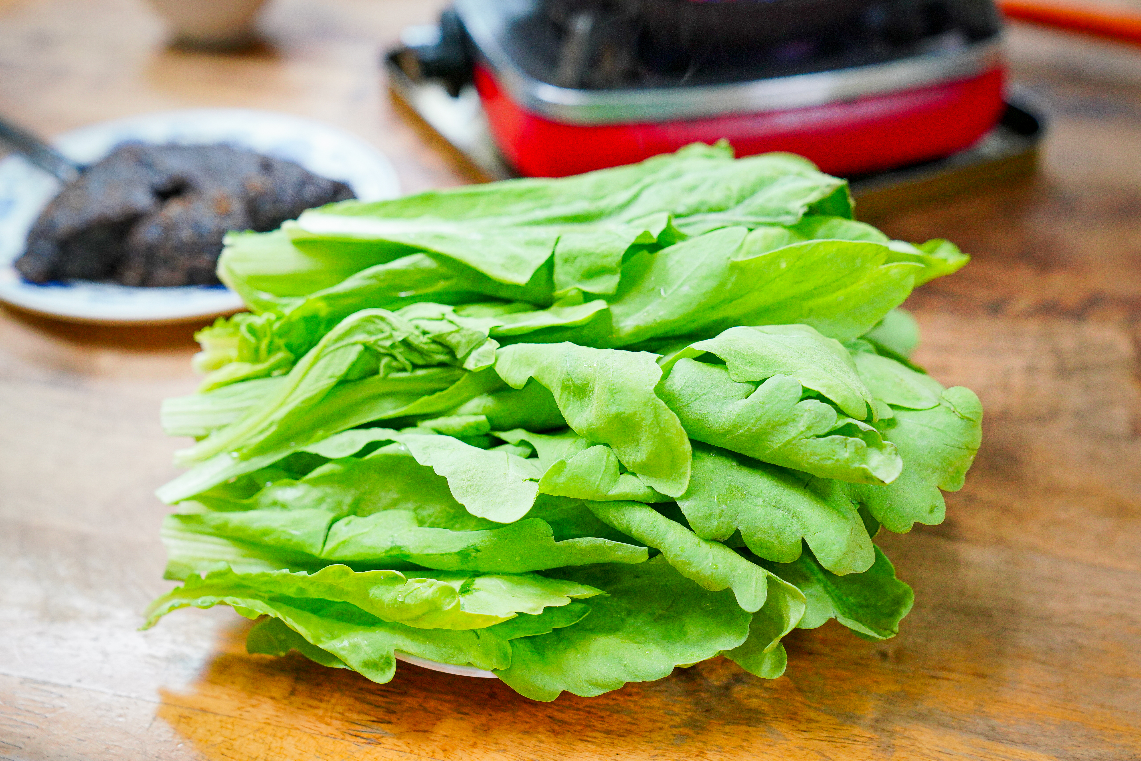 侯翔笙以前店裡只賣鴨肉、鴨內臟、鴨丸，菜單裡沒有菜，十年前才順應客人需求增加茼蒿等蔬菜品項。