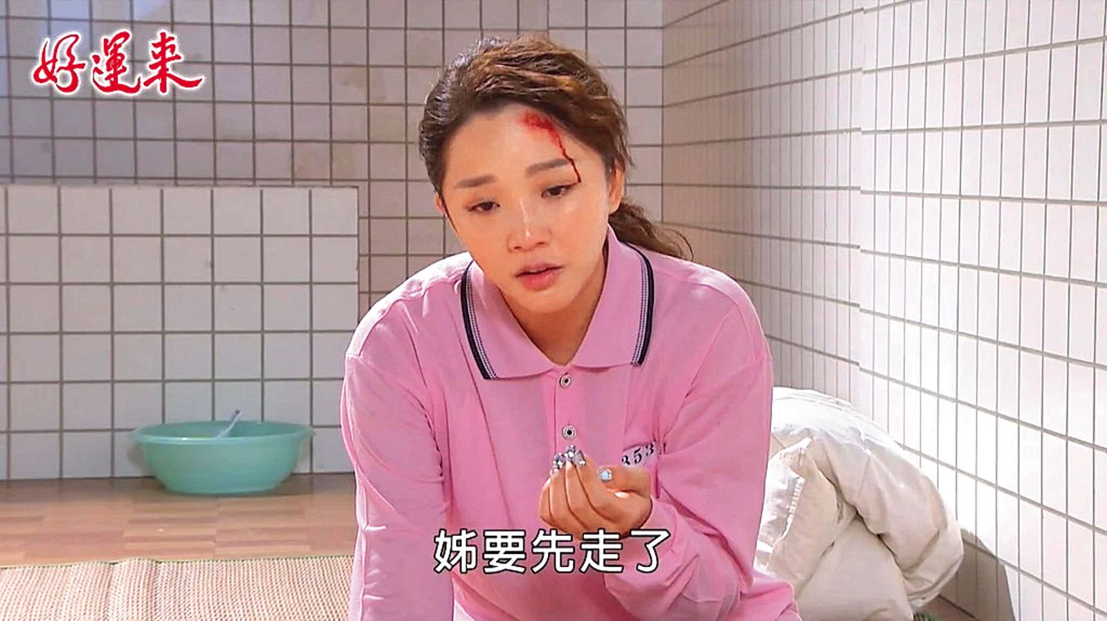 民視8點檔《好運來》中，賴慧如多次上演生死關頭戲碼，這回真的領便當。（翻攝自民視）