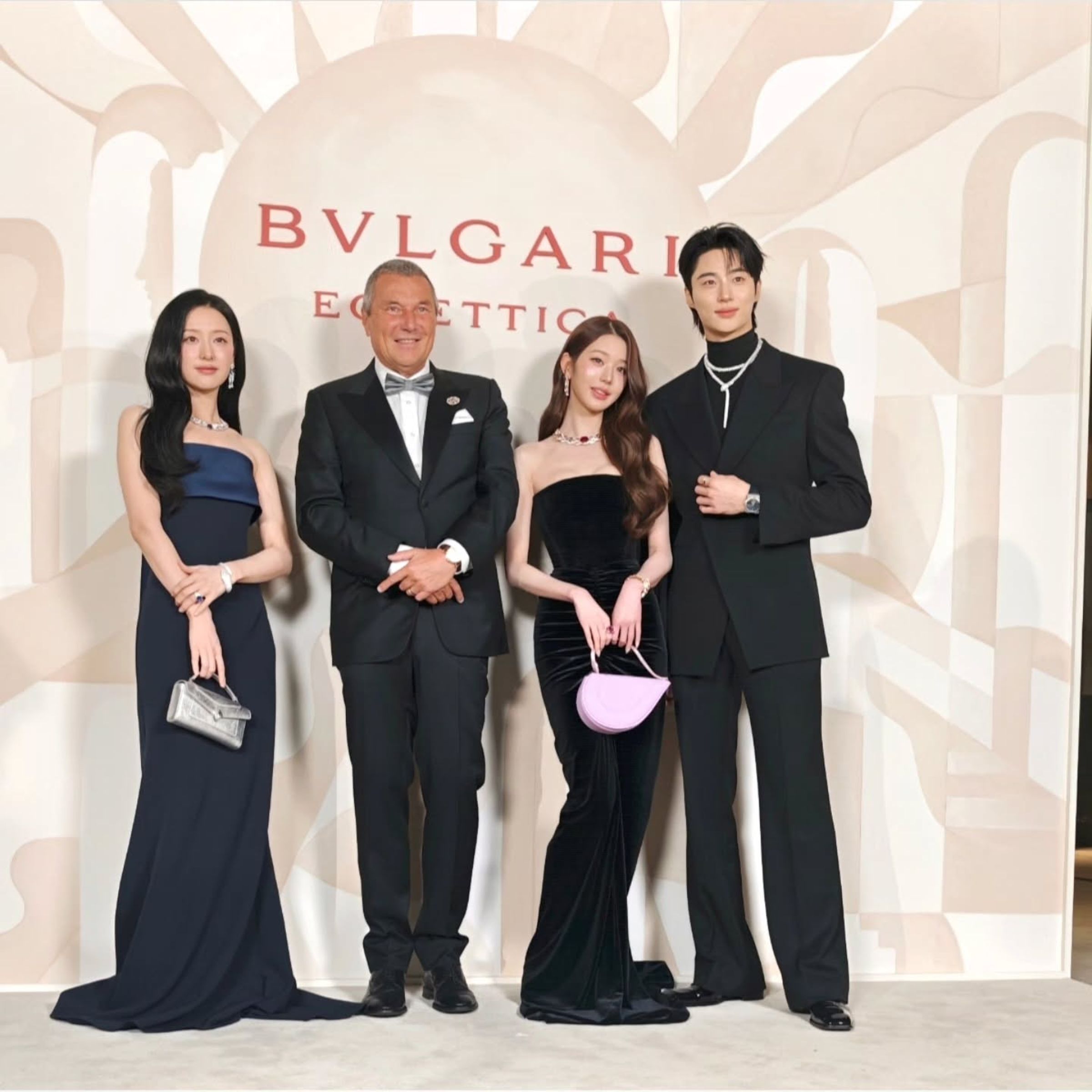 寶格麗總裁Jean-Christophe Babin（左二）拍完照離開，張員瑛（右二）自然而然變成C位，工作人員請金智媛站到中間，引起網友討論。（翻攝Jean-Christophe Babin IG）