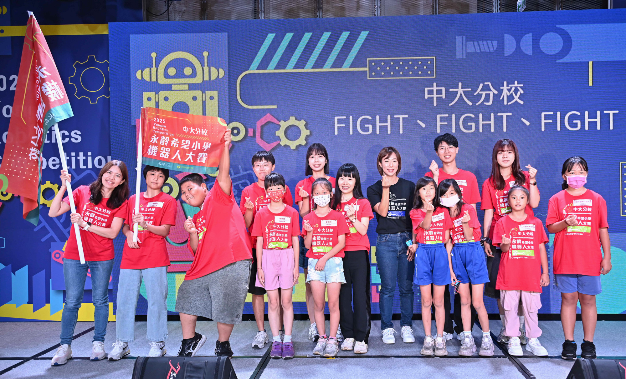 第一屆「永齡希望小學機器人大賽」今開幕，永齡基金會執行長郭曉玲授旗給每個小隊。（永齡基金會提供）