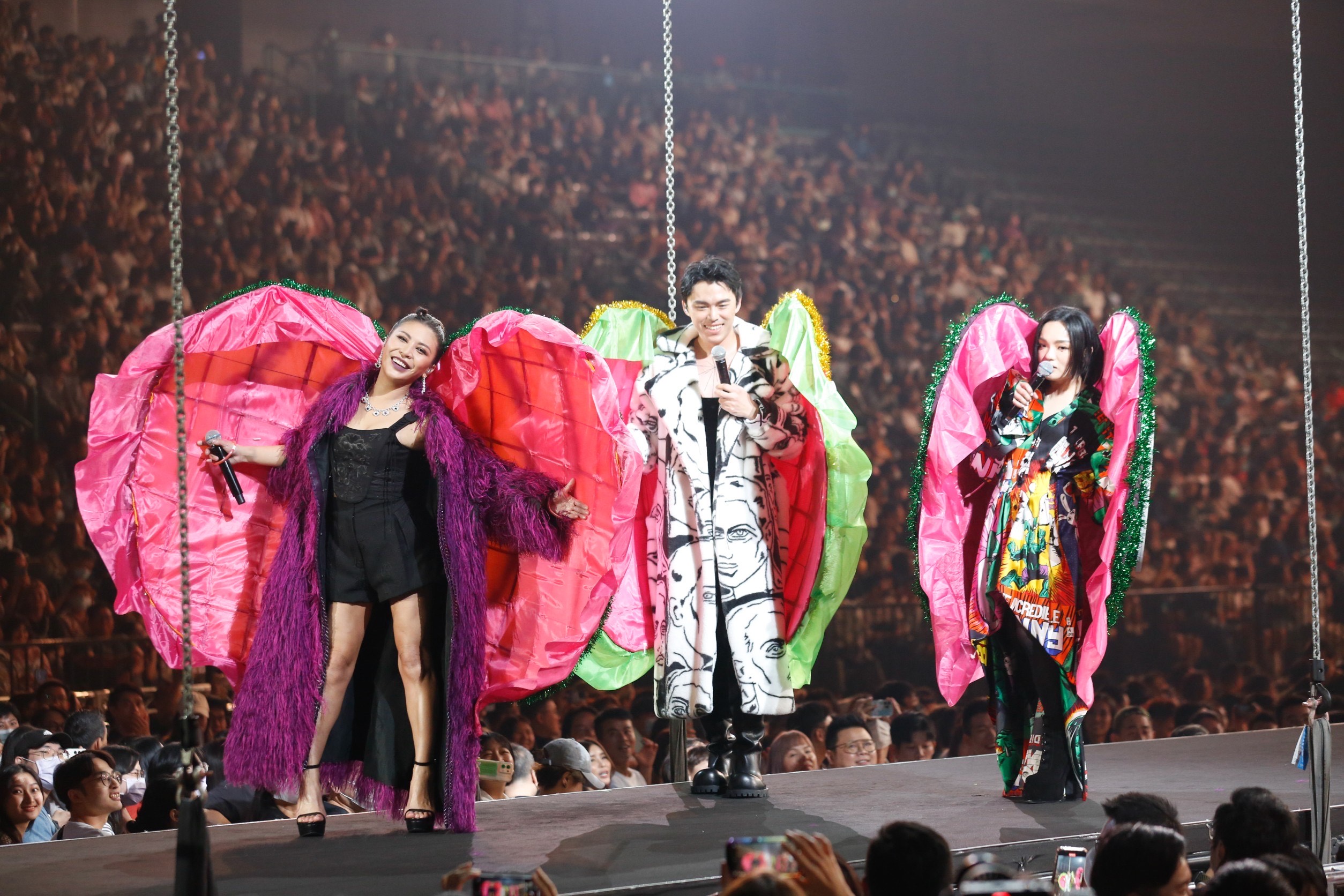 徐佳瑩與艾怡良、HUSH扮成蚌殼精的橋段，相當逗趣。