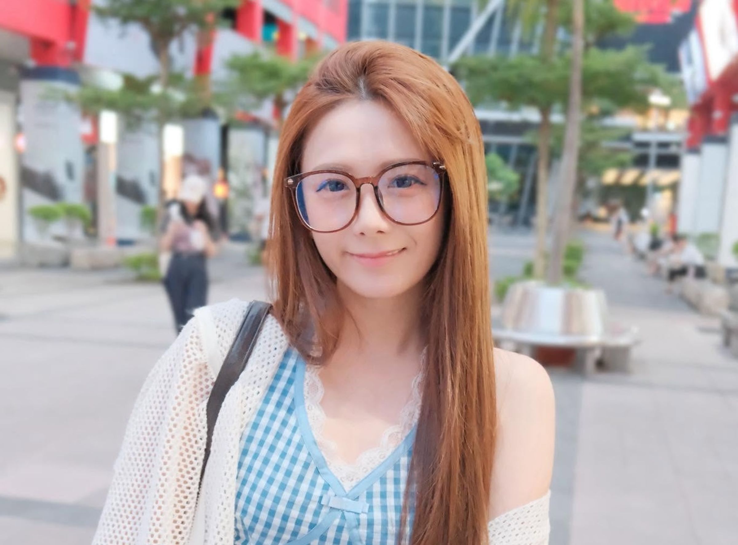解婕翎發文分享自己在信義區等紅綠燈時，被電動滑板車撞擊的經過。（翻攝自解婕翎臉書粉專）