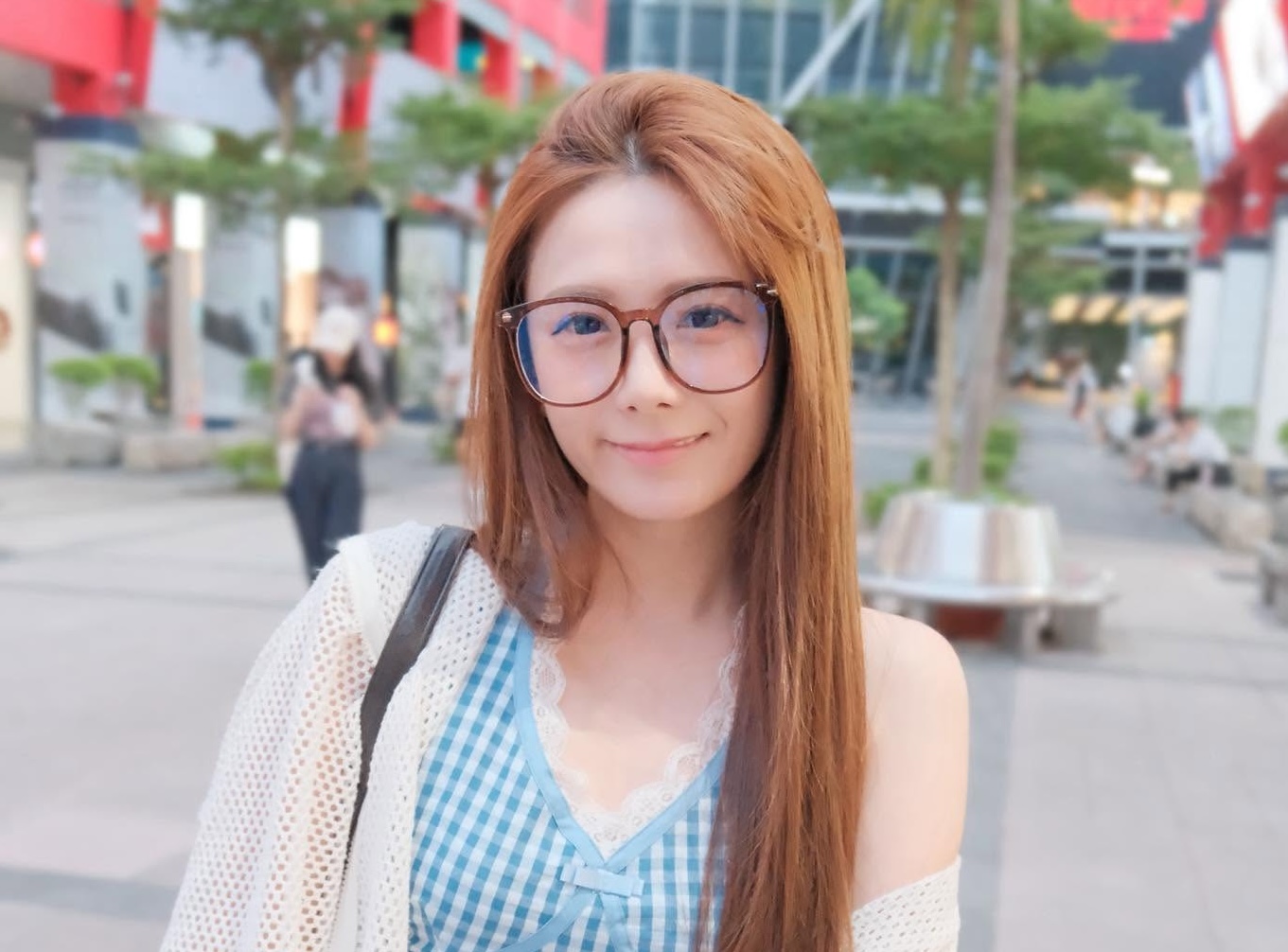 解婕翎發文分享自己在信義區等紅綠燈時,被電動滑板車撞擊的經過。(翻攝自解婕翎臉書粉專)