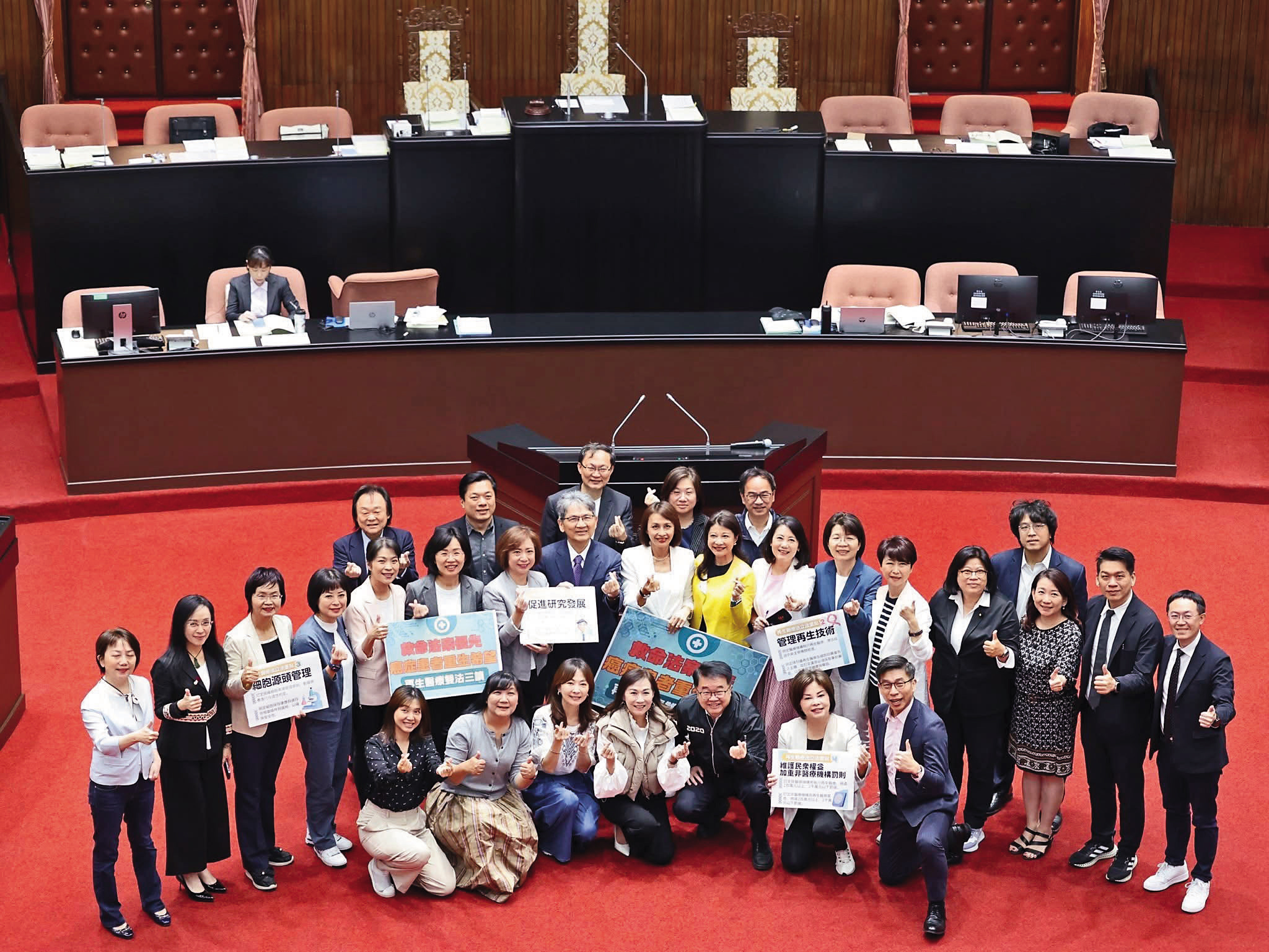 今年初「再生醫療雙法」上路，生技產業具政策支持力道。（翻攝自邱議瑩臉書）