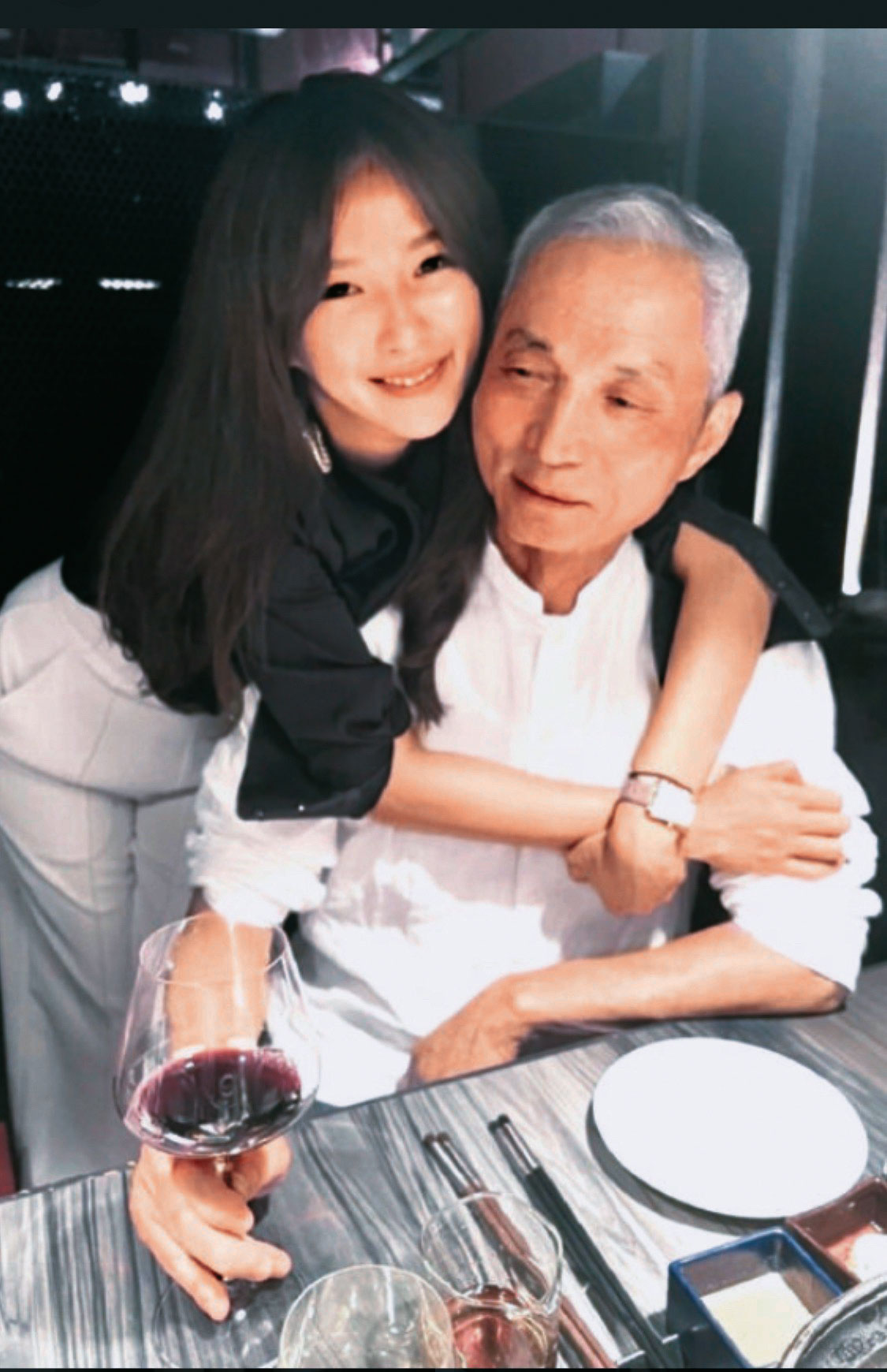  朱國榮（右）與31歲女友（左）扮成父女逃亡，已在海外會合。（翻攝168周報）