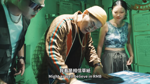 大支近年參與多項文化計畫，卻遭質疑獲總統「欽點補助」。圖為大支罷免金曲。（翻攝自人人有功練 YouTube）