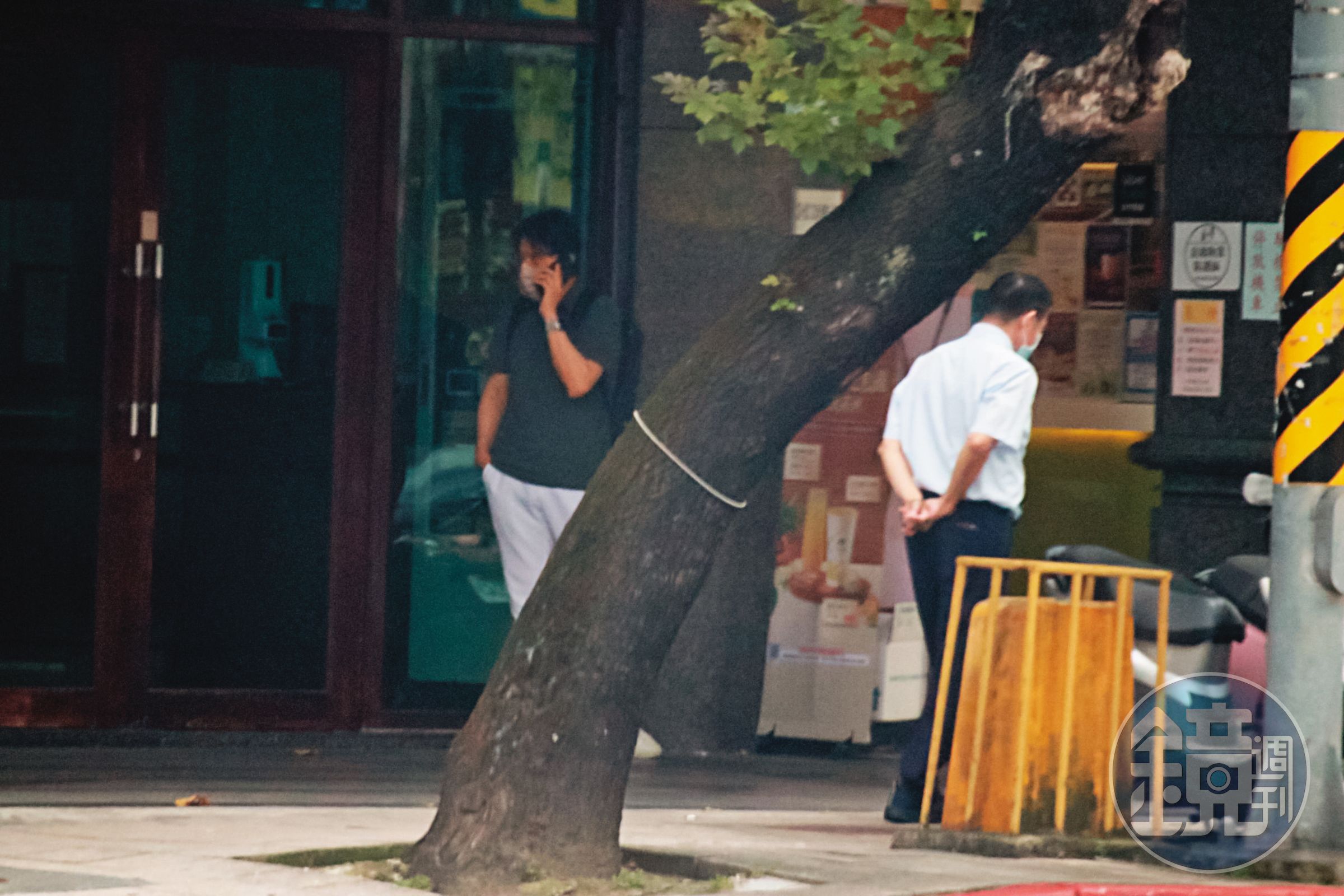 本刊直擊，洪騰勝次子洪仁偉（左）於12日母親節當天，偕同律師現身優美飯店想接走老父親，卻無功而返。