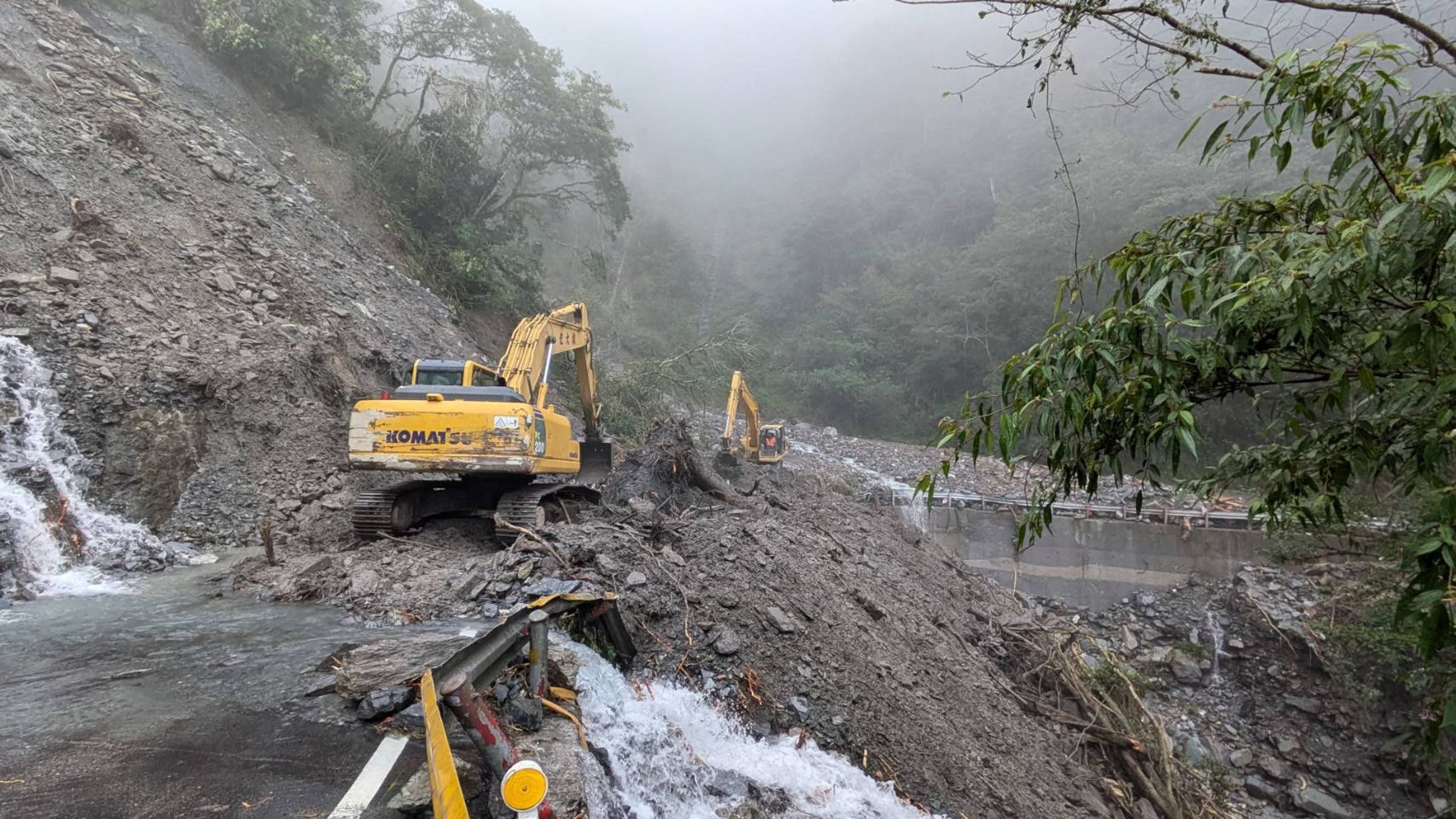 因連續颱風與地震影響，高山地區邊坡有大面積坍方、步道坍塌路徑流失、設施受損等情況，目前已暫時封閉。（太管處提供）