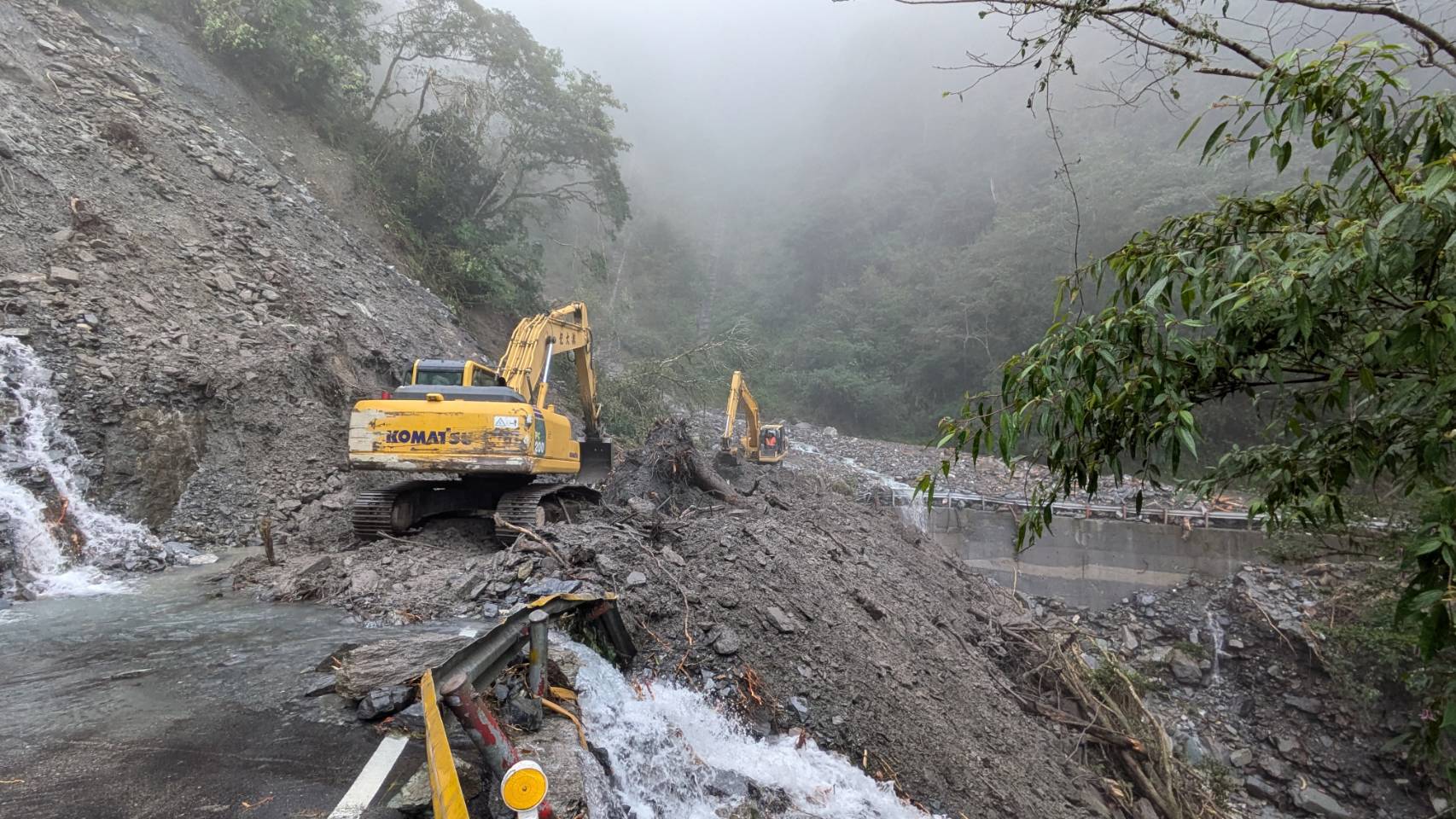 因連續颱風與地震影響，高山地區邊坡有大面積坍方、步道坍塌路徑流失、設施受損等情況，目前已暫時封閉。（太管處提供）