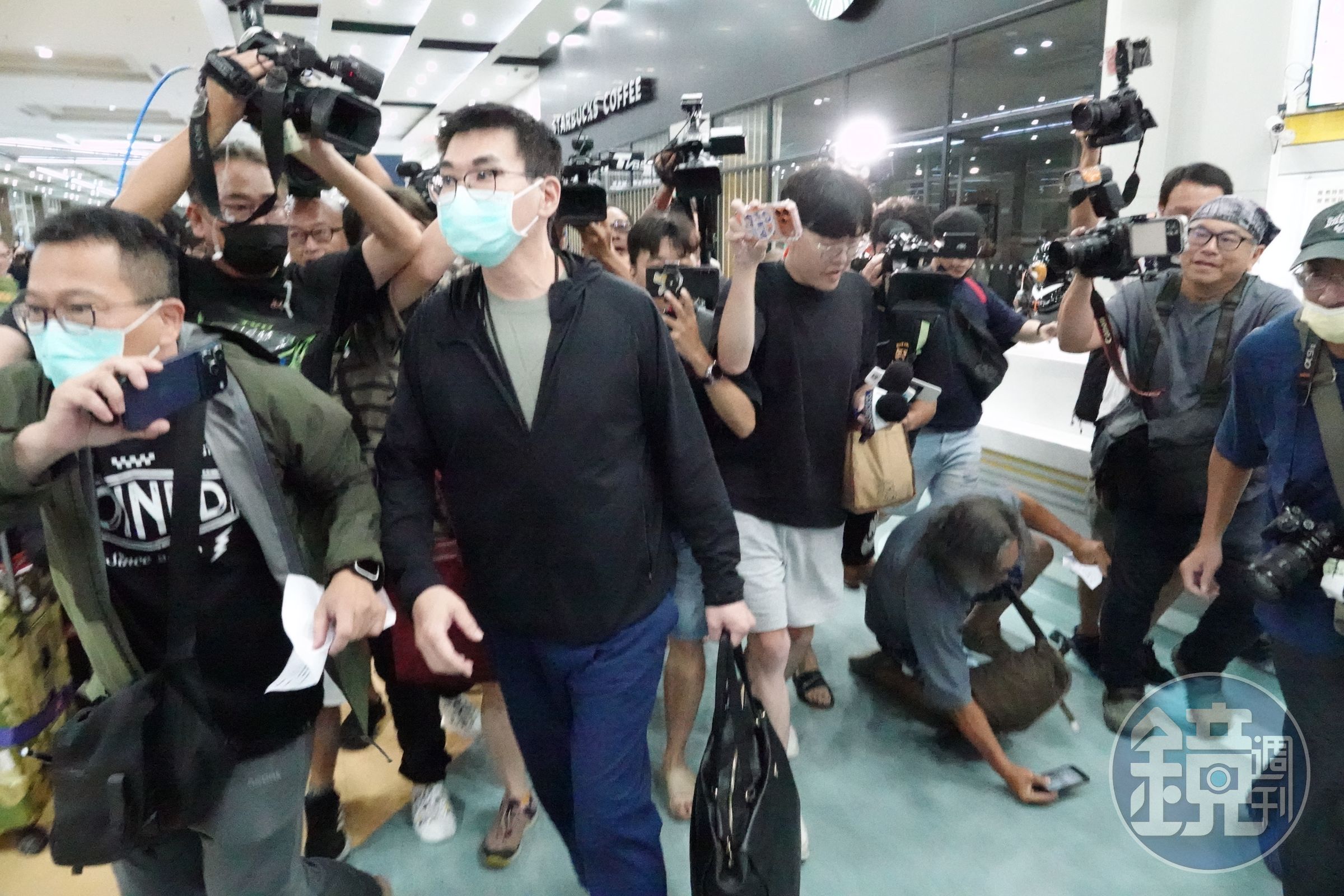 趙建銘晚間現身小港機場，面對記者提問一概保持沈默。