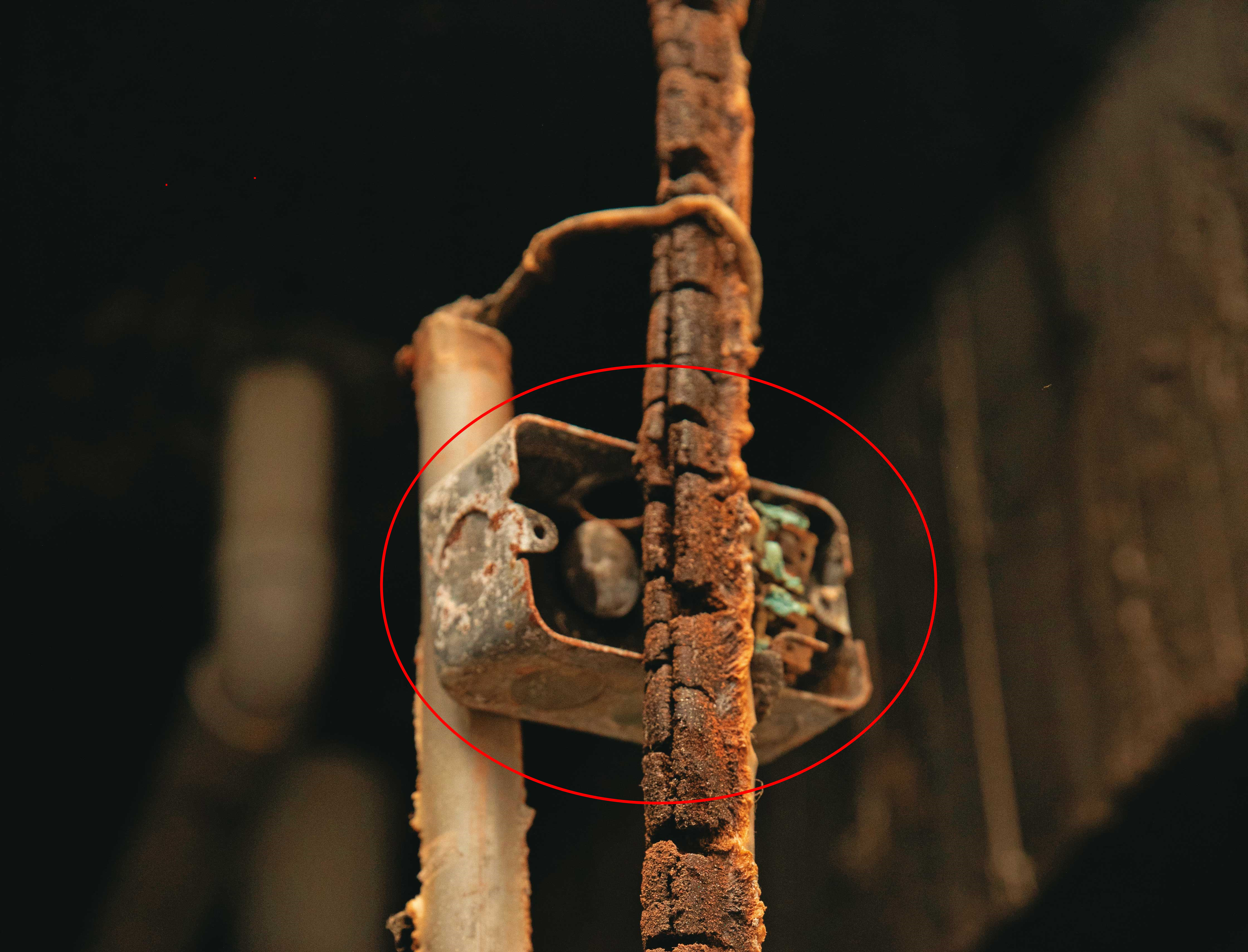 起火點附近的牆壁內有冰箱的電路，張小姐質疑，打掉牆壁證據恐遭湮滅。