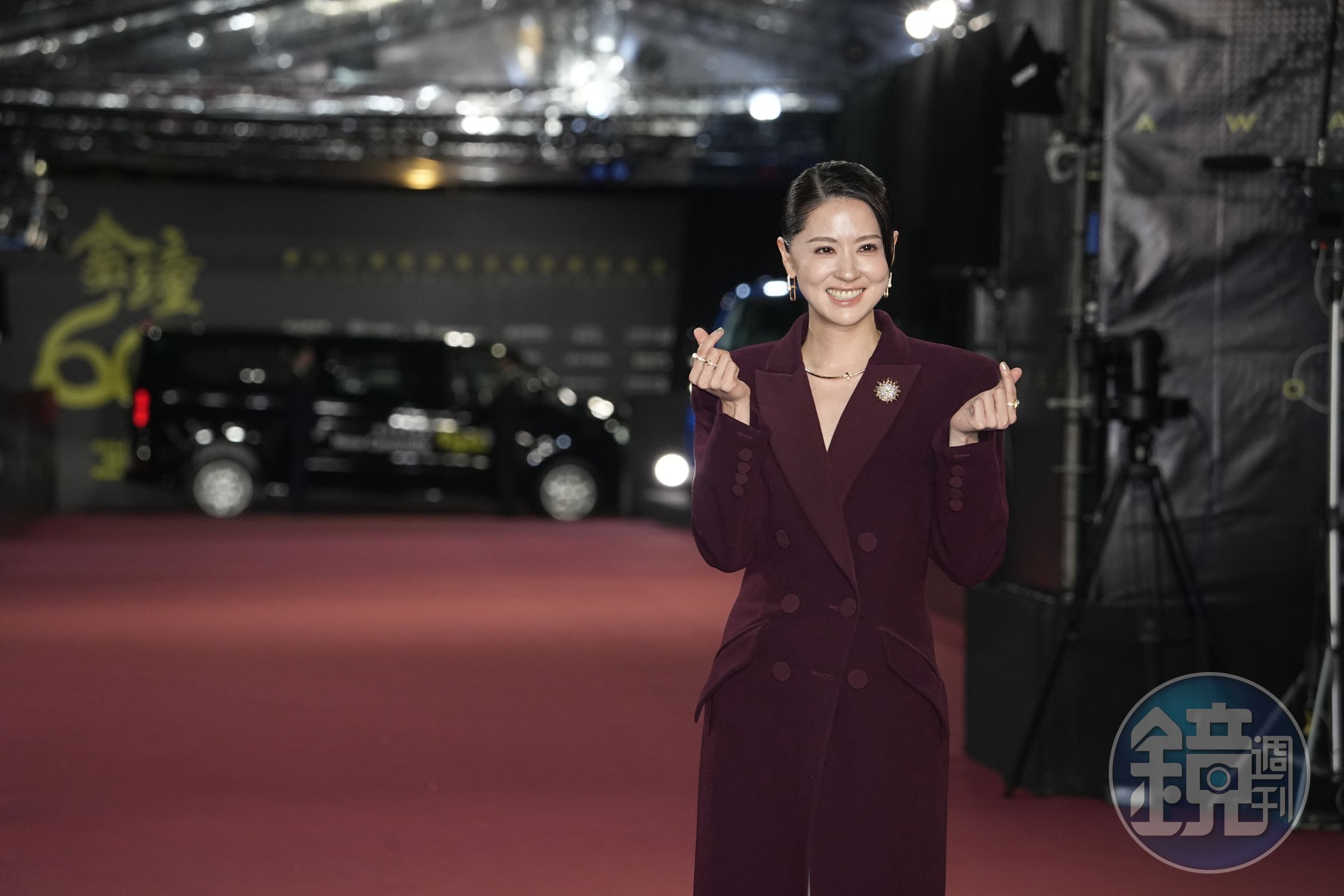 林予晞酒紅色禮服，秀出美腿，展現「女記者」的俐落。