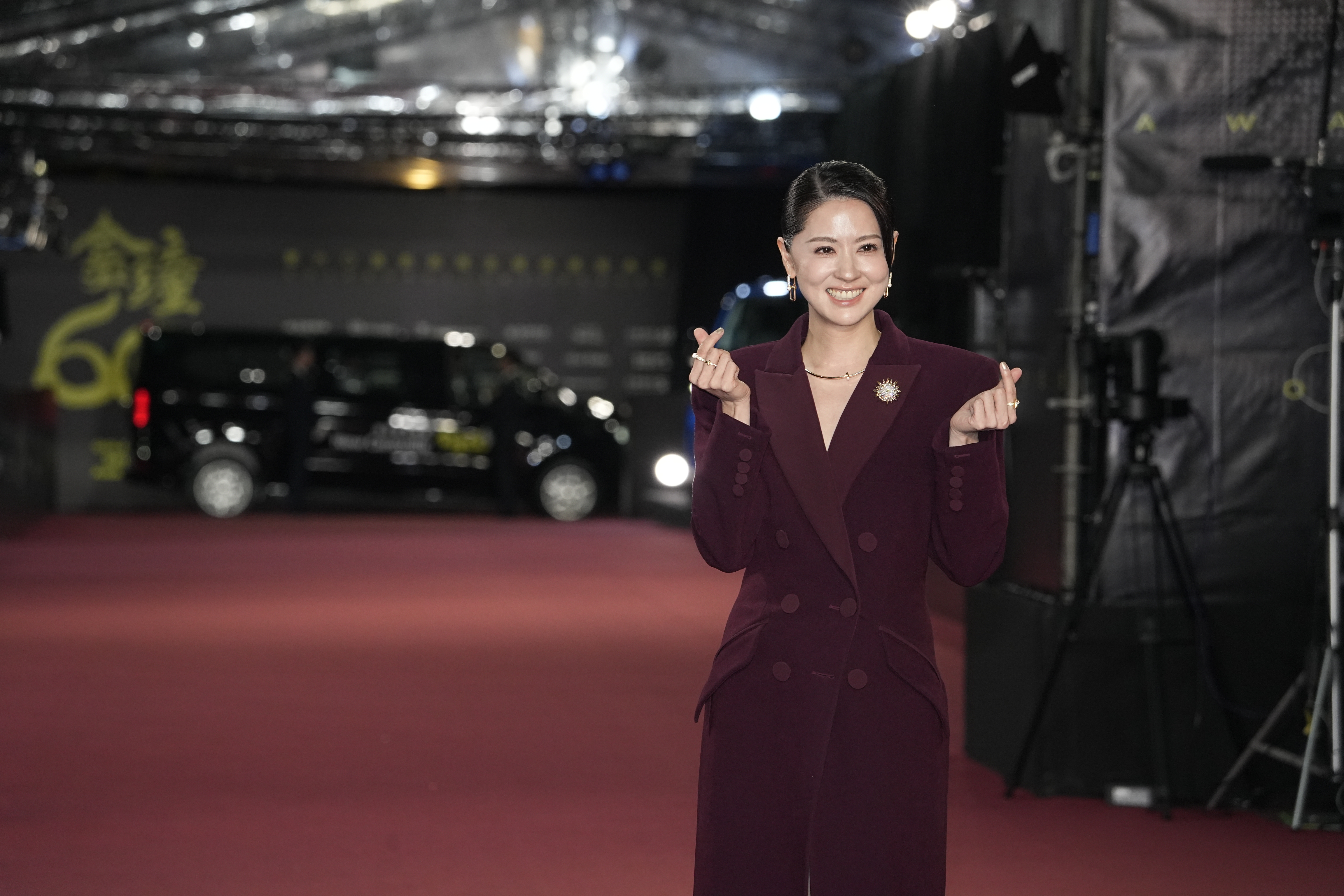 林予晞酒紅色禮服，秀出美腿，展現「女記者」的俐落。