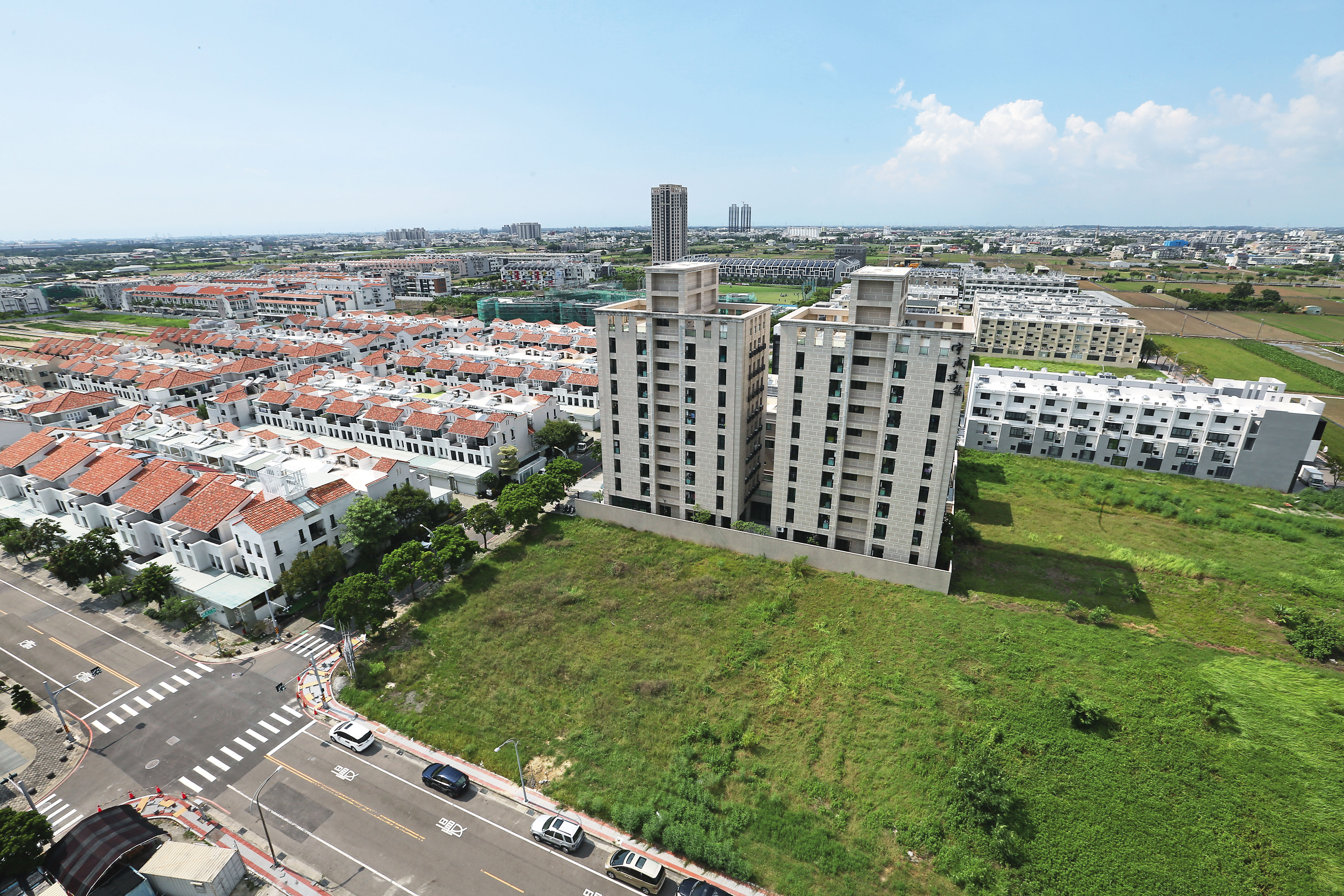 土地增值稅的計算，不是依市價或房屋面積大小，而是以土地公告現值總額為判斷基準。