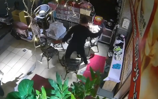 何姓養生館老闆娘和麻姓男子涉暴力放貸，法院今裁定羈押禁見。（翻攝自林志潔臉書）