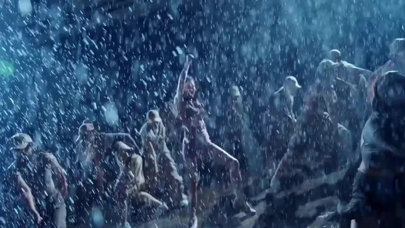 曾馨瑩與舞群在大雨中熱舞,全身濕透仍賣力演出,畫面充滿張力。(翻攝永齡銘馨盃臉書)