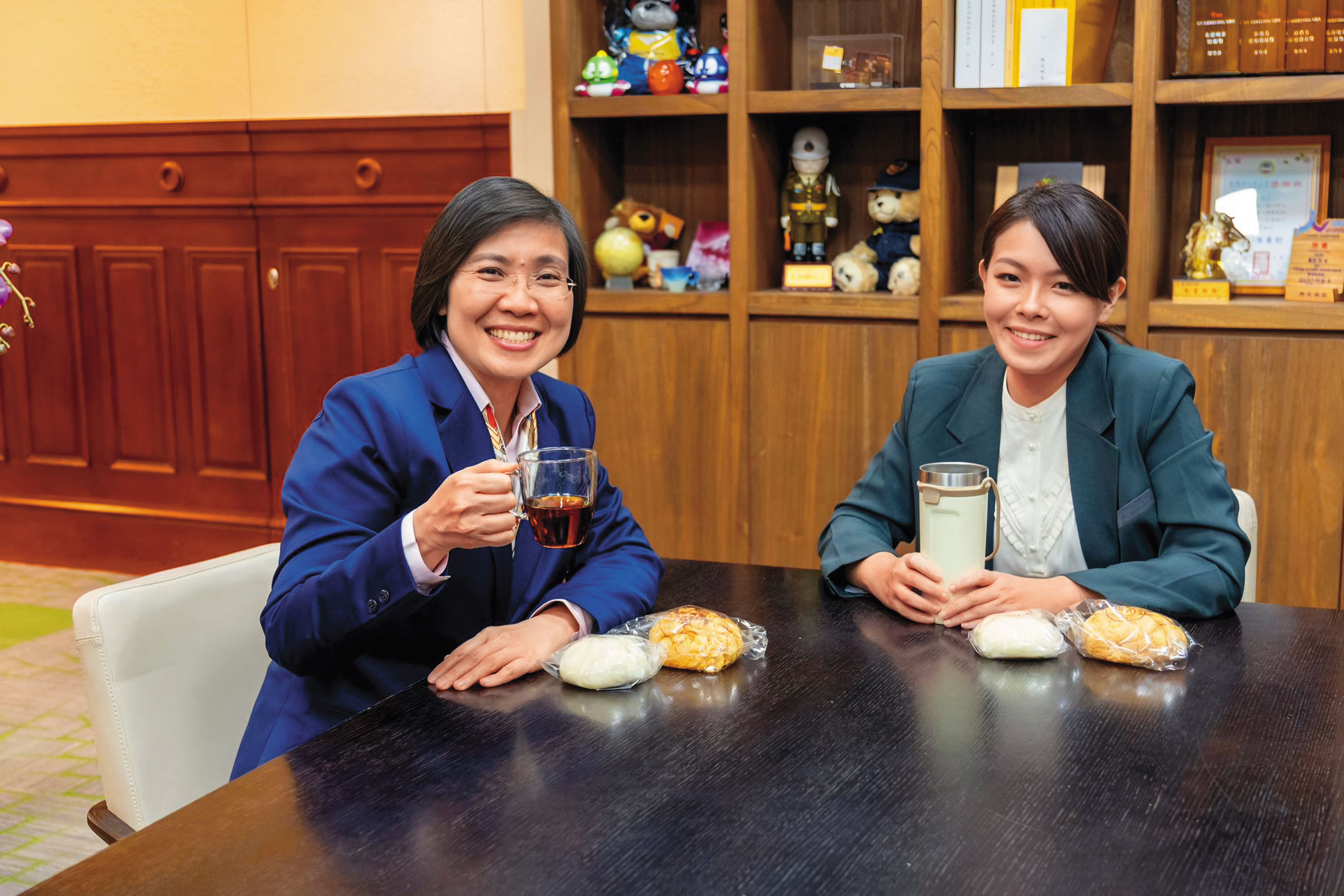 徐欣瑩（左）爭取參選新竹縣長，合體新竹市長高虹安（右）拉攏小草支持。（翻攝徐欣瑩臉書）