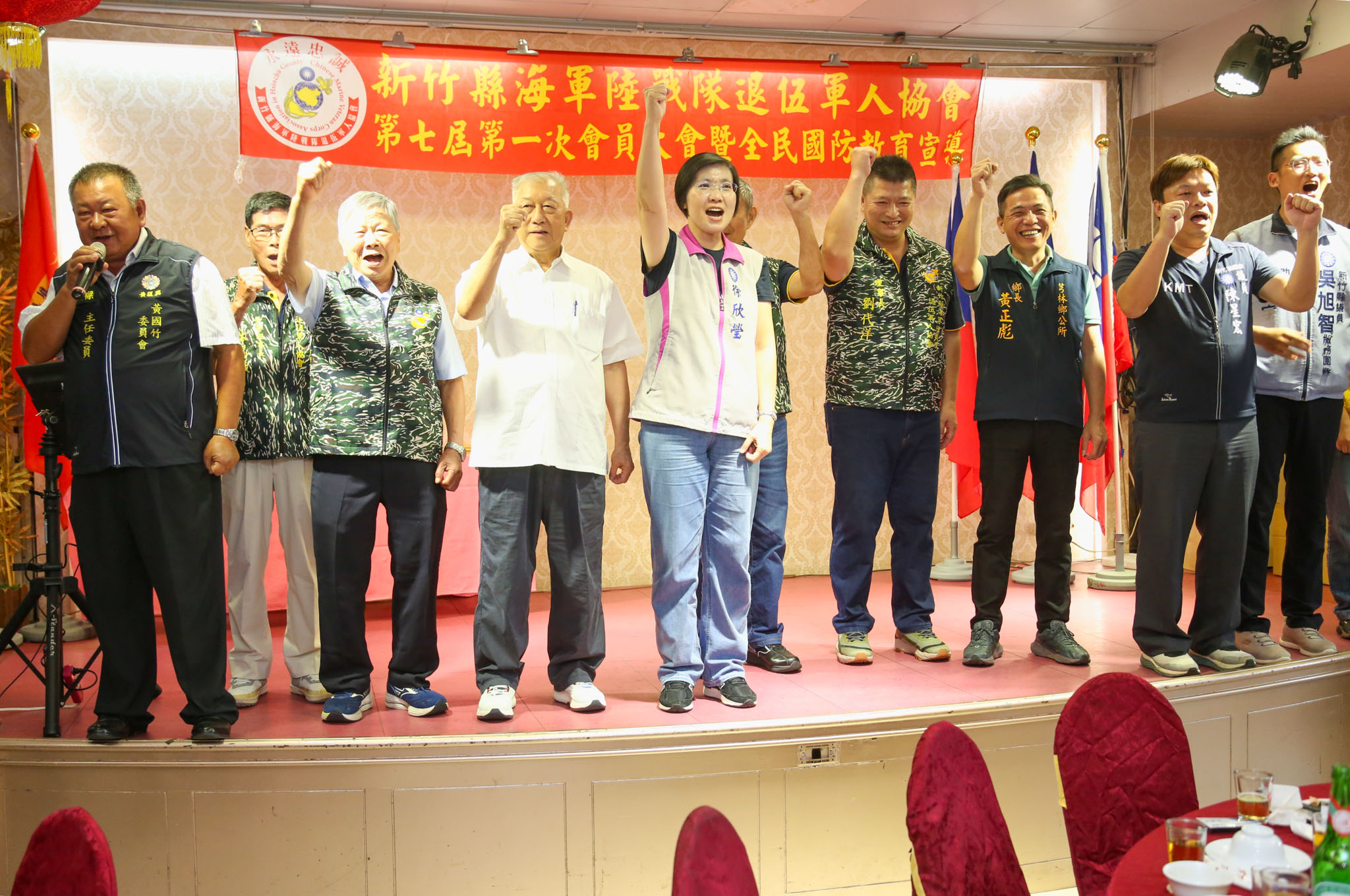 立委徐欣瑩26日受邀出席出席竹縣海陸退伍協會，現場不斷高喊「徐欣瑩凍蒜！國民黨勝利！」展現國民黨軍系強大支持。